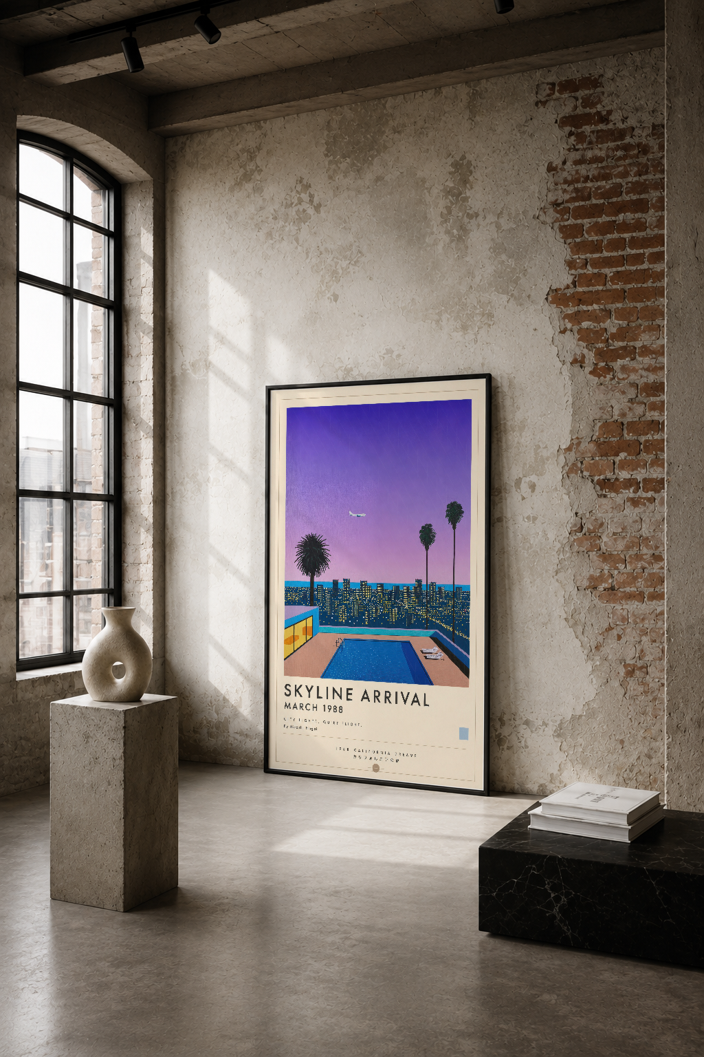 Gece boyunun mor tonlarında, palmiye ağaçları ve şehir manzarasıyla havuz sahnesi gösteren Skyline Arrival posteri.