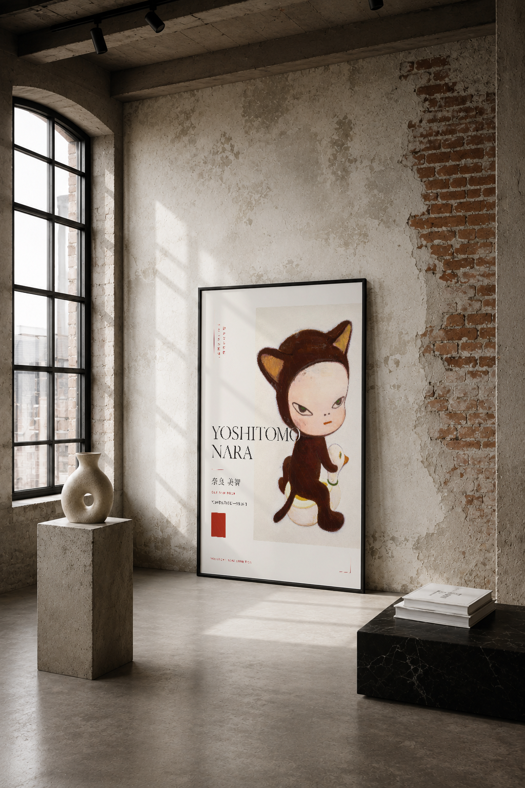 Yoshitomo Nara karakterinin cesur portresi, siyah çerçeveli modern poster, endüstriyel loft tarzı mekanda duvar sanatı.