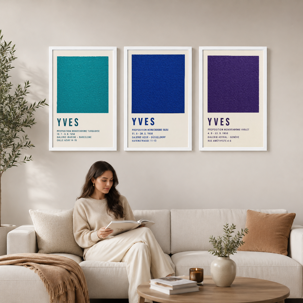 Turkuaz, lacivert ve mor renkli soyut sanat tabloları modern oturma odasında kanepenin üstünde.