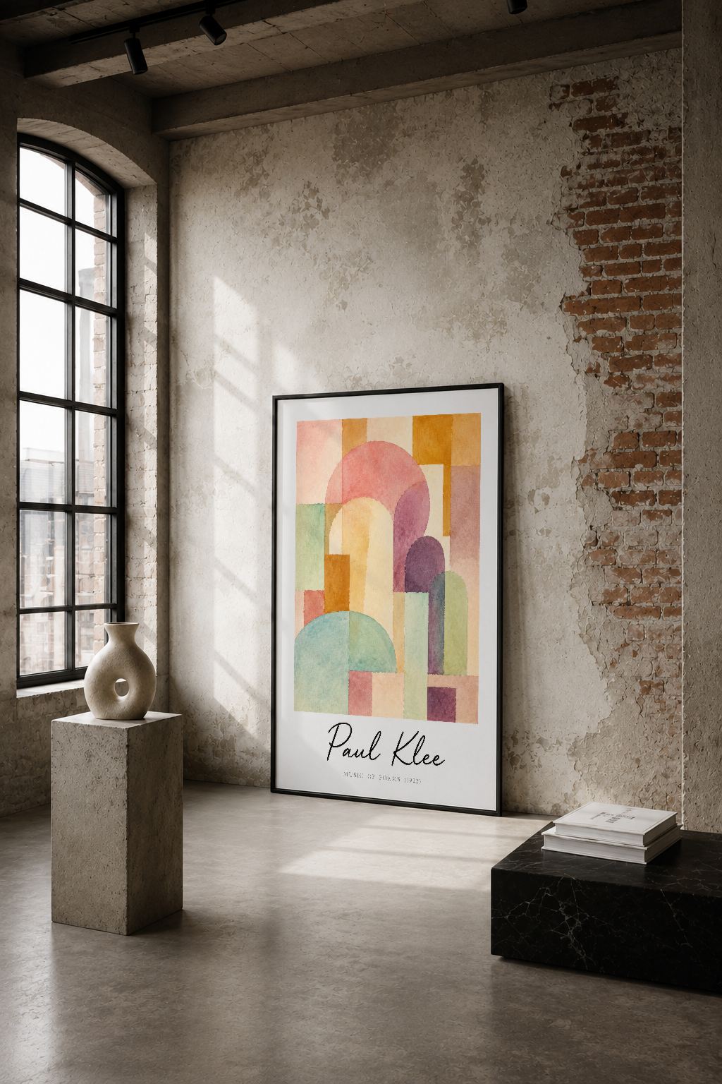 Paul Klee'nin renkli geometrik formlardaki ustalığını sergileyen soyut sanat tablosu, endüstriyel bir loft ortamında.