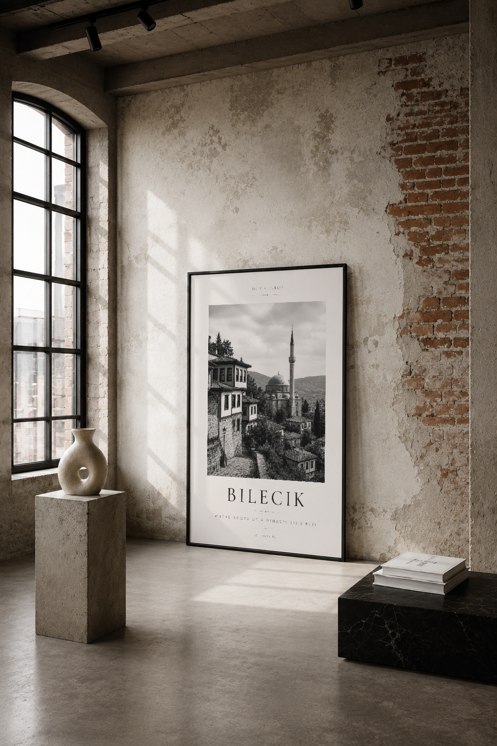 Bilecik'in tarihi mimarisini siyah beyaz fotoğrafla sunan minimalist tablo, endüstriyel mekanda duvar sanatı.