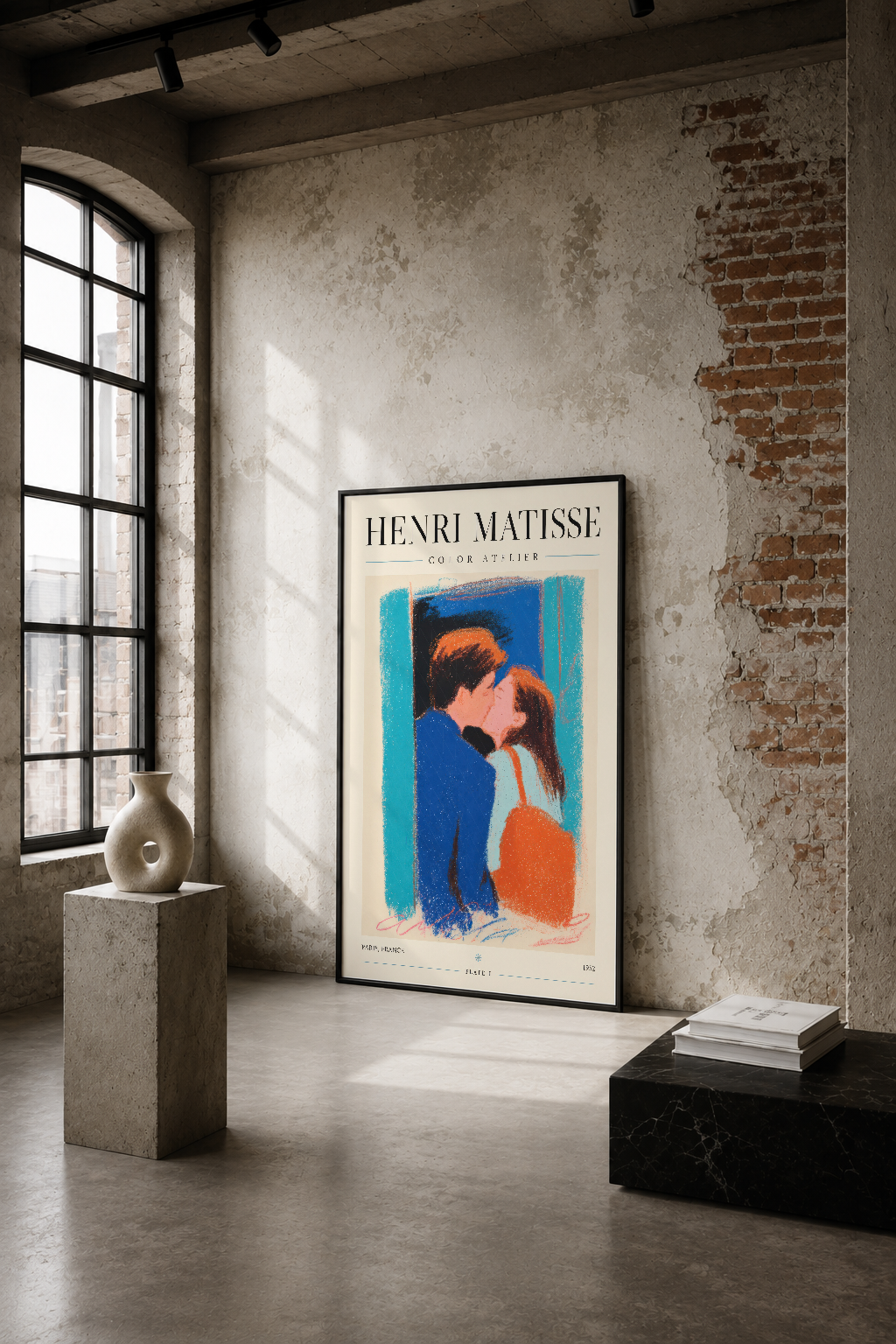 Henri Matisse Color Atelier posteri, çiftlerin yakınlığını gösteren canlı mavi ve turuncu renklerle endüstriyel loft