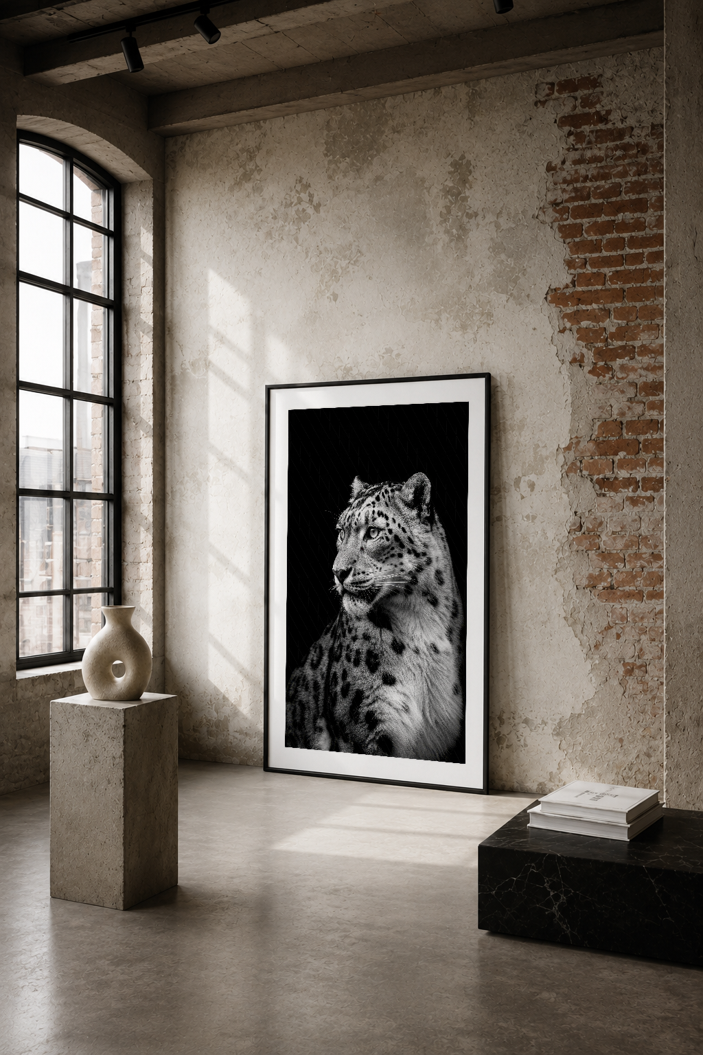 Siyah beyaz kar leoparı portresi, endüstriyel mekanda sade çerçevede, güçlü ve vahşi doğa estetiği.