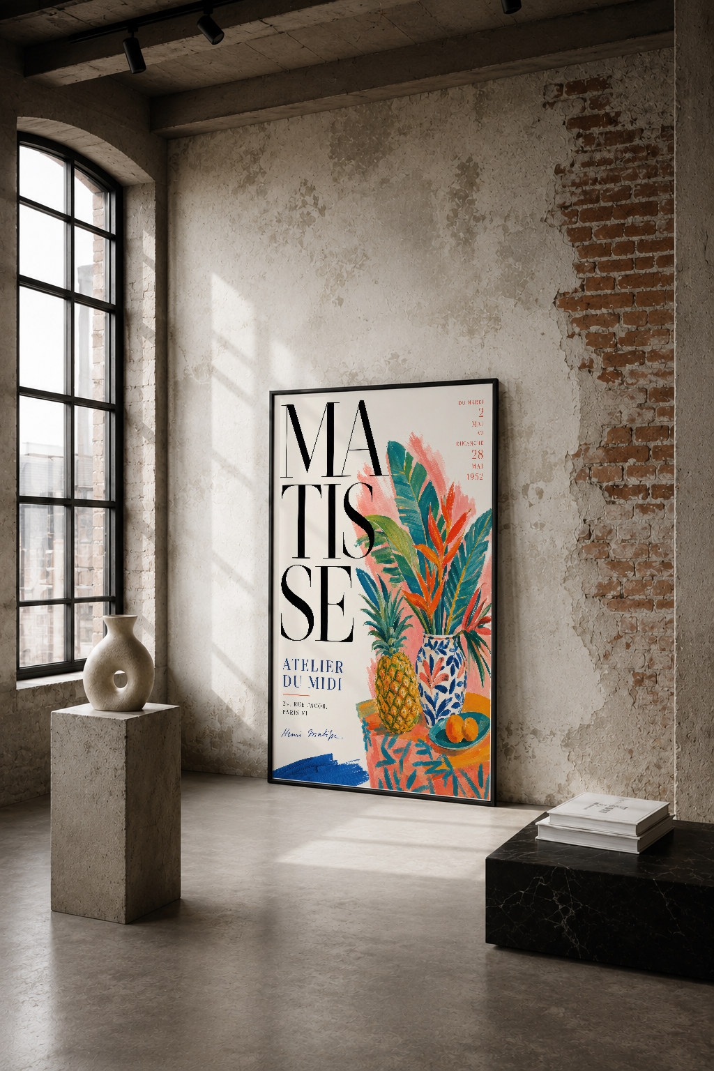 Vintage Matisse sergisi posteri, endüstriyel loft mekânında, beton duvarlar arasında renkli ananas ve tropikal çiçek