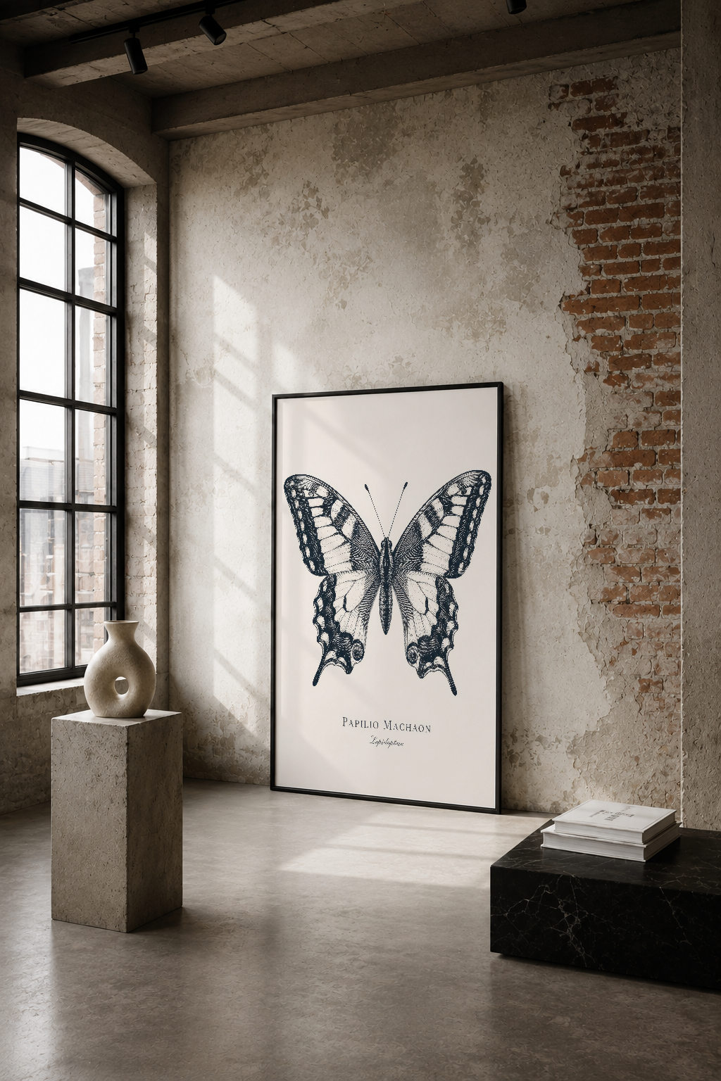 Papilio Machaon kelebeği tasvirli siyah beyaz baskı, endüstriyel mekanda tuğla duvar ve çelik pencere çerçevesi karşısında.
