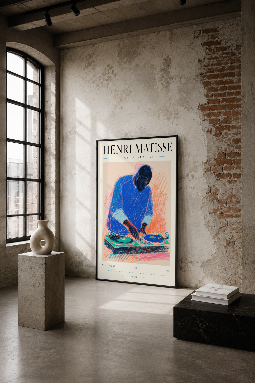 Henri Matisse Color Atelier posteri, endüstriyel loft ortamında çiçek desenli seramik vazo ile sergilenen renkli sanat eseri.