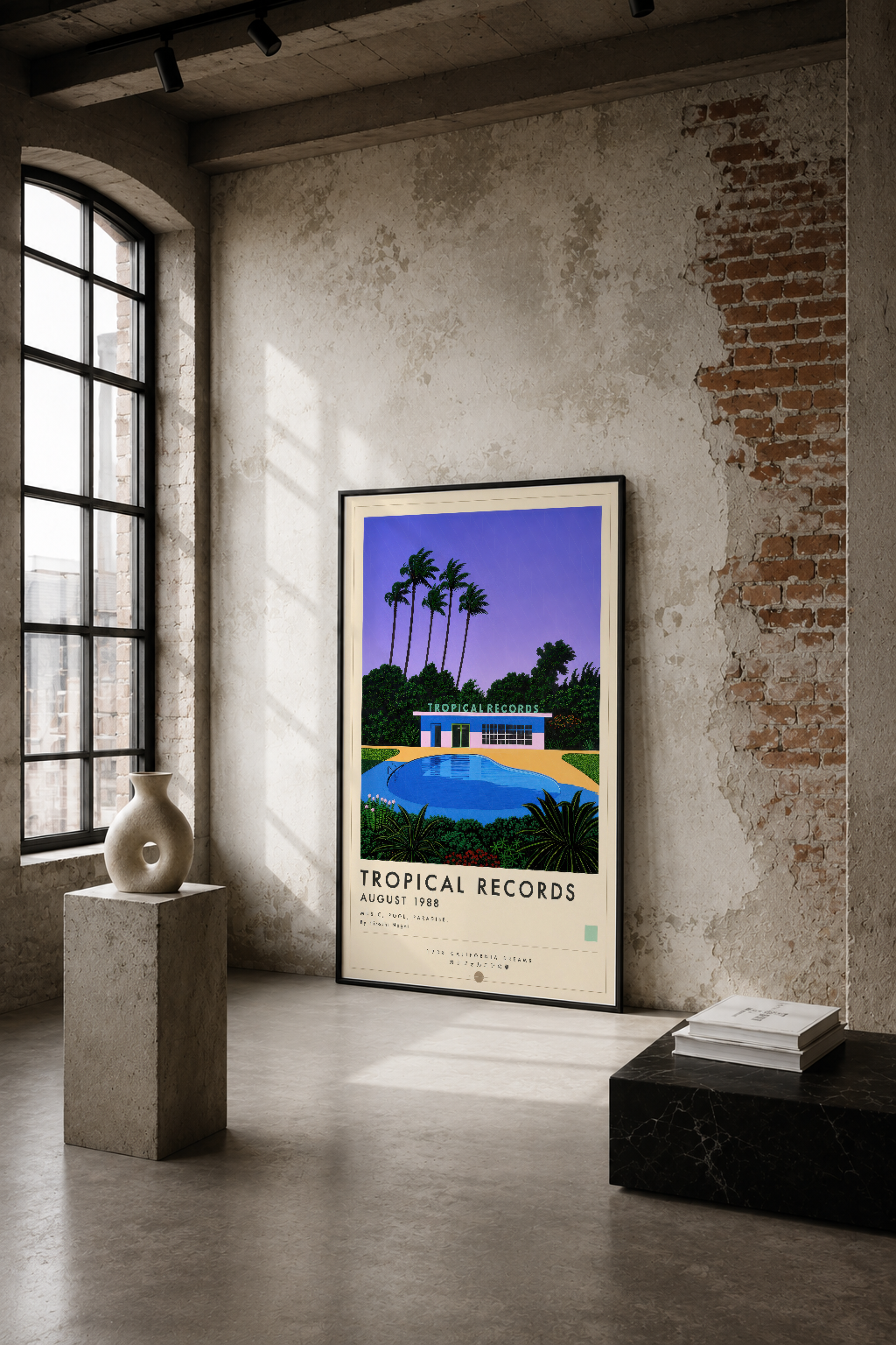 Tropical Records posteri, endüstriyel betonmuş duvarlar ve vintage dekorasyon öğeleriyle minimalist bir mekanda sergili.