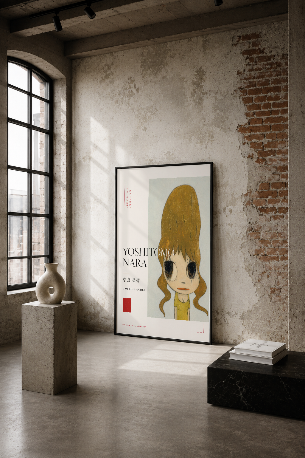 Sarı saçlı anime kız portresi, siyah çerçeveli poster, endüstriyel loftta tuğla duvar ve beton üstünde sergileniyor.