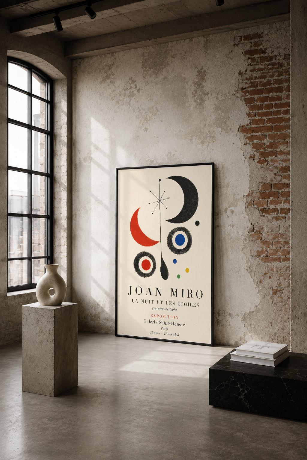 Joan Mirö tasarımı soyut ay ve yıldız motifli poster, endüstriyel loft alanında tuğla duvar üzerinde sergilenmekte.