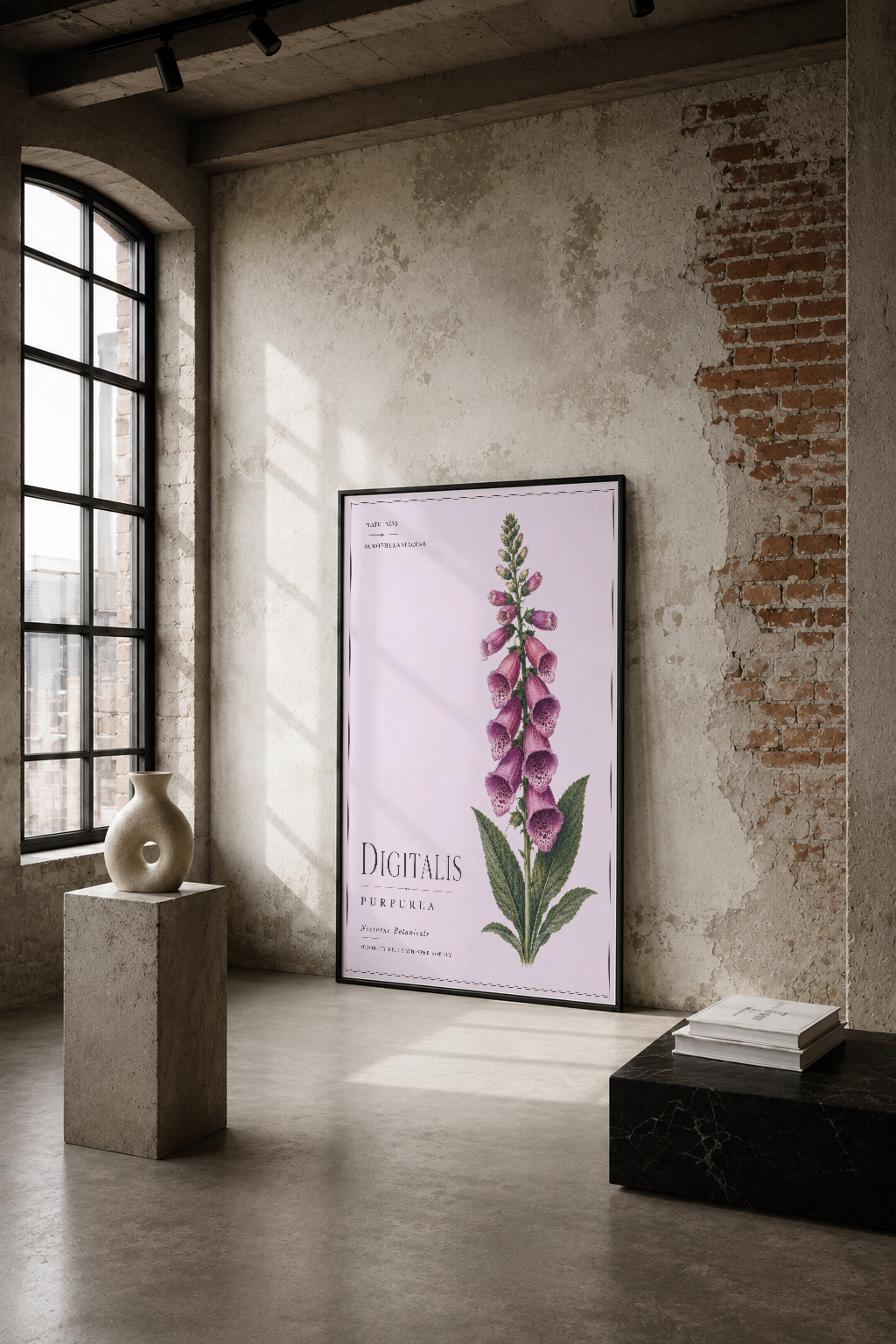 Pembe digitalis çiçeği botanik tasarımlı tablo, endüstriyel loft alanında duvar sanatı olarak sergileniyor.