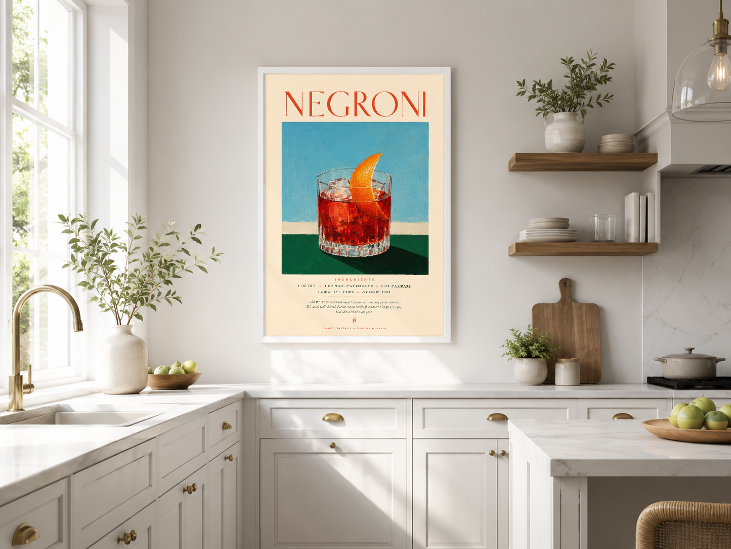Negroni kokteyl afişi, retro tasarımla modern mutfakta kanepenin üstünde sergileniyor.