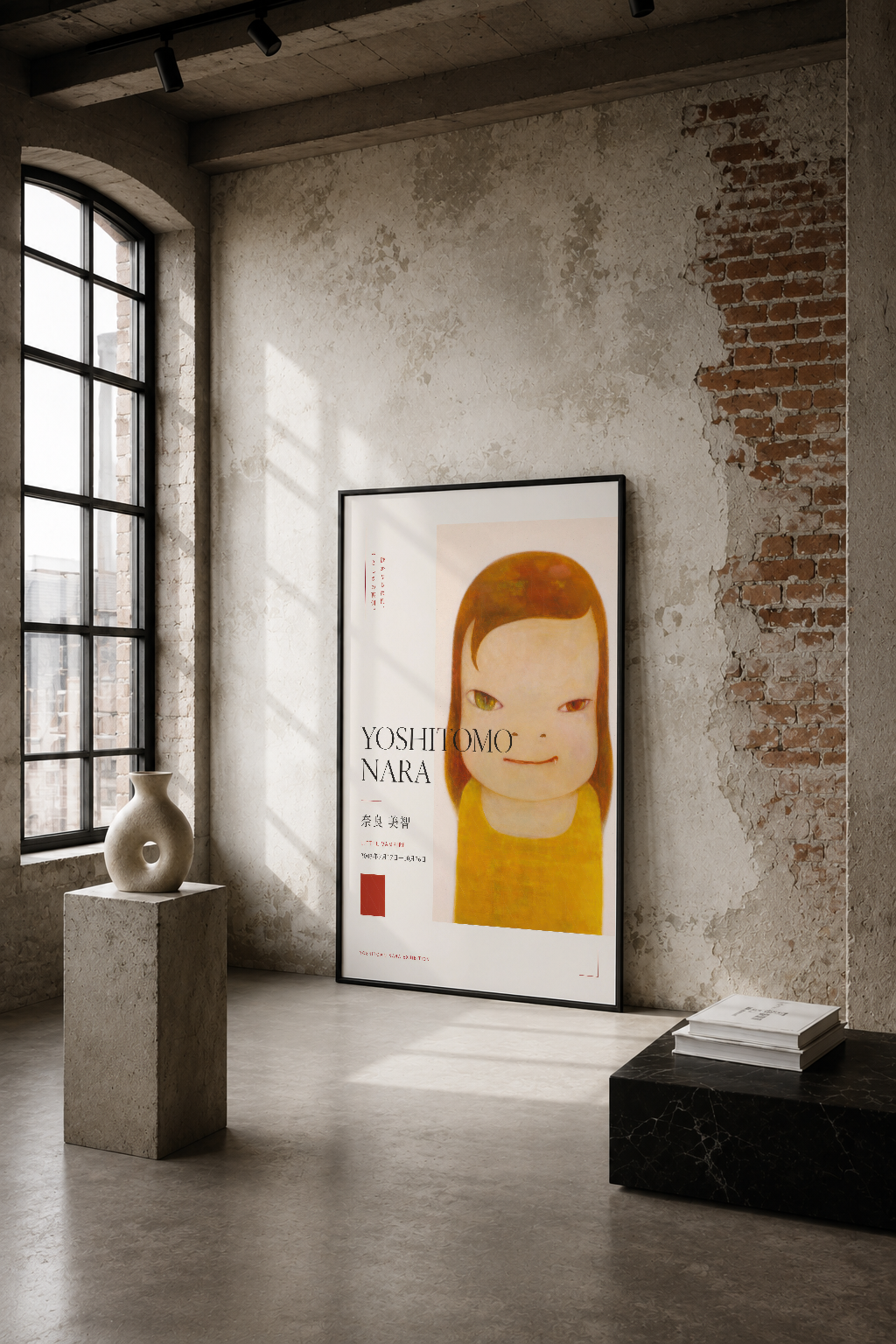 Sarı kazaklı kız portresi, minimalist tasarım, galeri duvarında siyah çerçevede sergilenen modern sanat eseri.