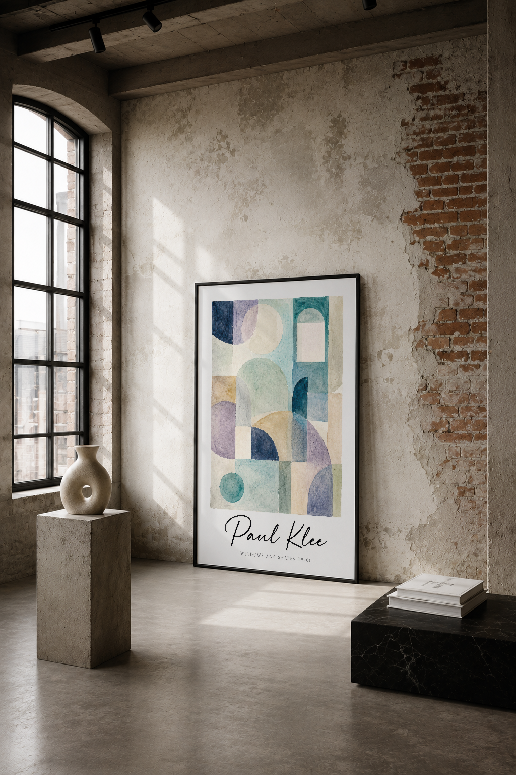 Paul Klee'nin soyut geometrik eseri, endüstriyel bir mekanın duvarında modern sanat ile kültürel derinliği birleştiriyor.