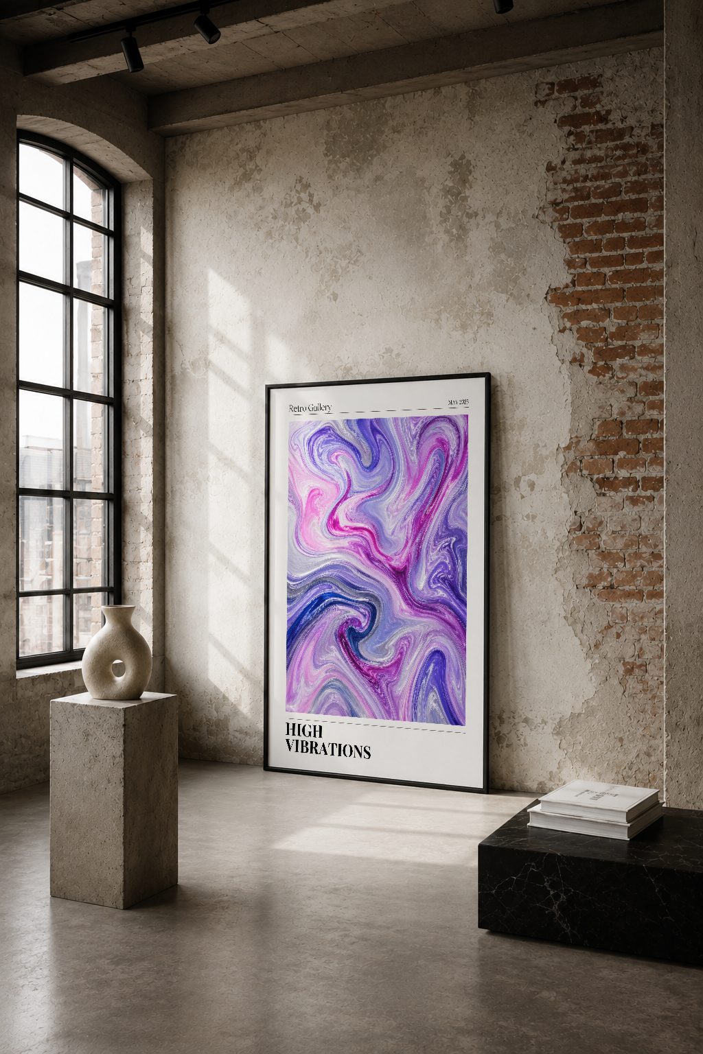 Mor ve pembe soyut akışkan tasarımı, retro galeri stiliyle sunulan modern duvar tablosu, endüstriyel mekanda.