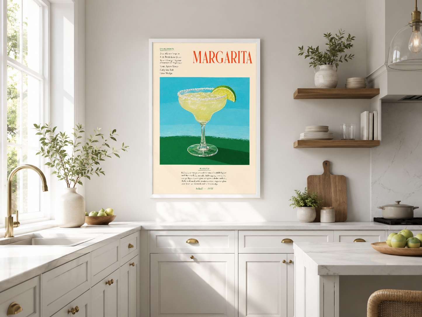 Margarita kokteyl posteri, parlak mavi gökyüzü ve yeşil ufuk önünde limon dilimli sarı içeceği gösteren retro tasarım.