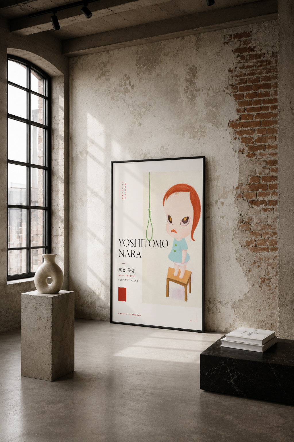 Kırmızı saçlı figür ve sandalye motifleriyle minimalist Japon sanat stilinde tasarlanmış poster, endüstriyel loft mekanda.