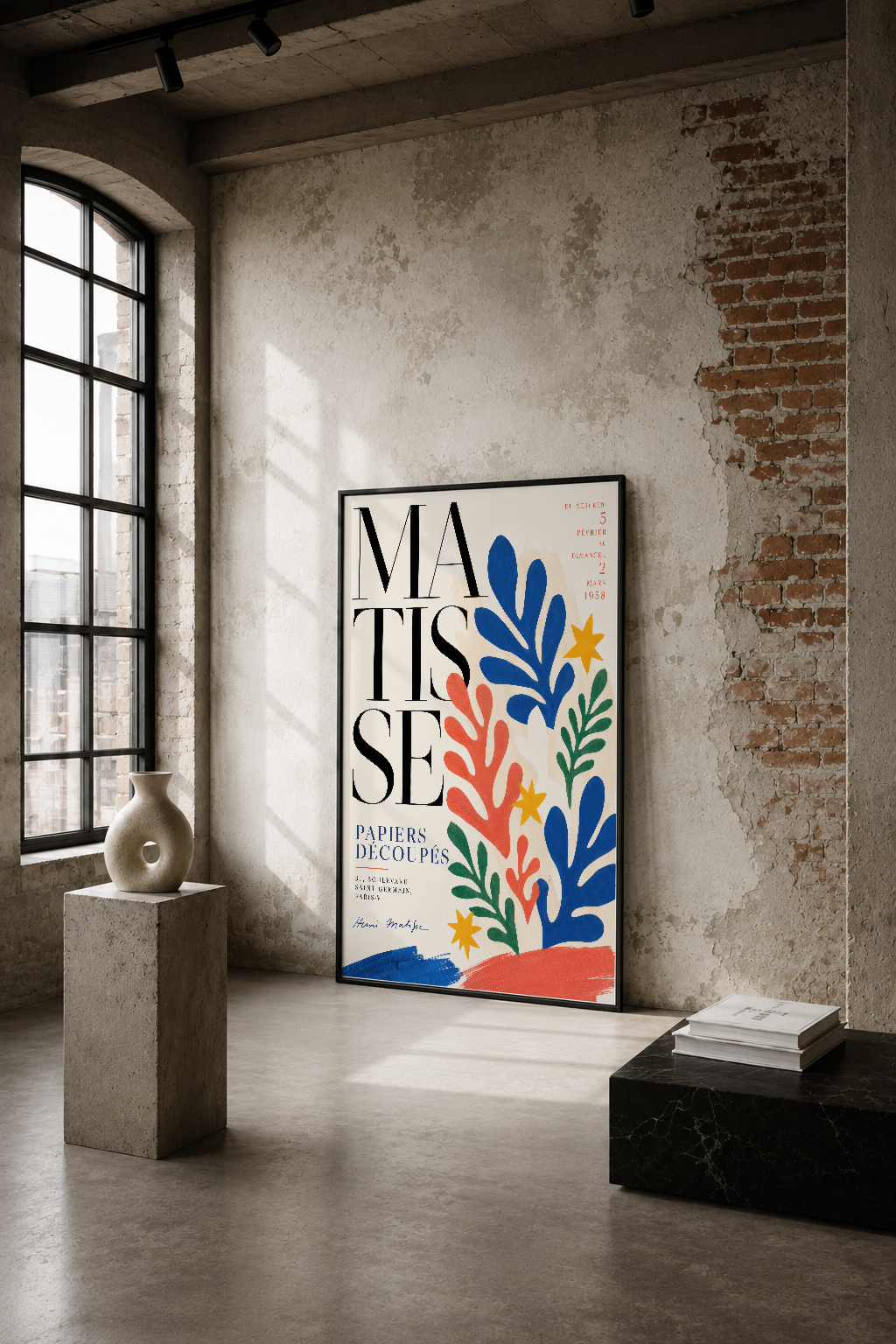 Matisse'in renkli yaprak motifli tablosu, endüstriyel minimalist mekanda sanat ve tasarım birliğini yansıtıyor.