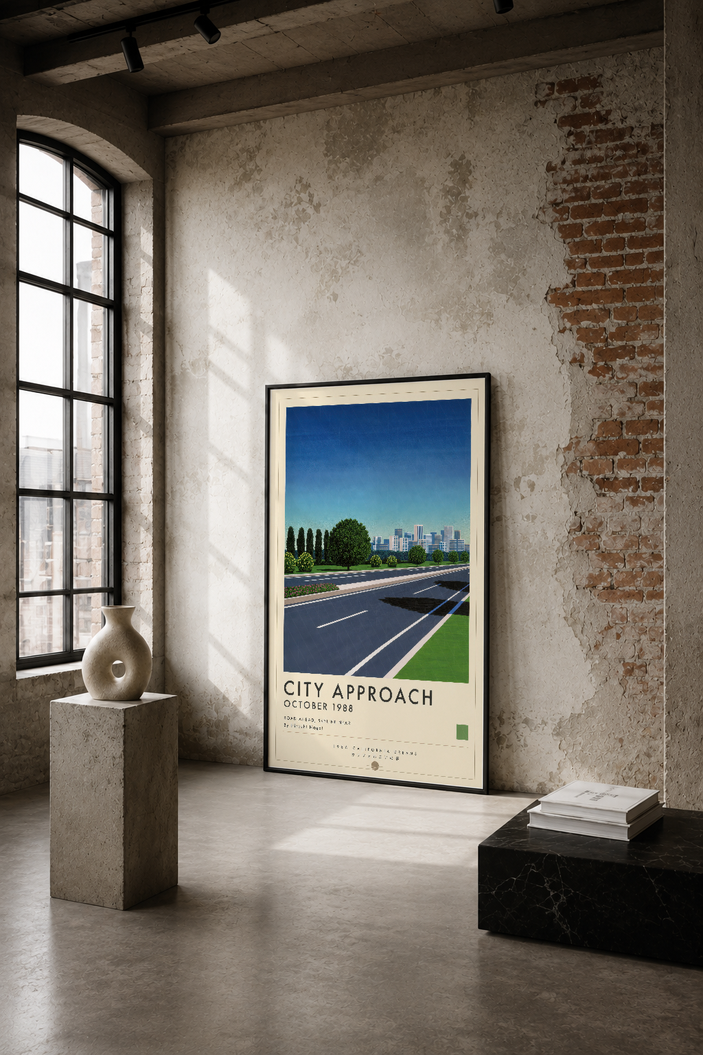 City Approach posterı, endüstriyel loft estetikli yapı içinde, tuğla duvar ve beton zemin üzerinde sergileniyor.