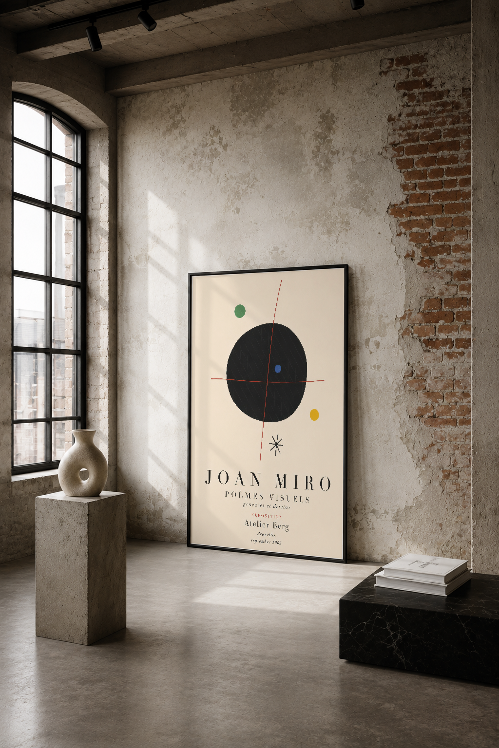 Joan Miró Poemes Visuels sergisi afişi, soyut geometrik tasarımı ve renkli detaylarıyla endüstriyel mekanda sanat vurgusu
