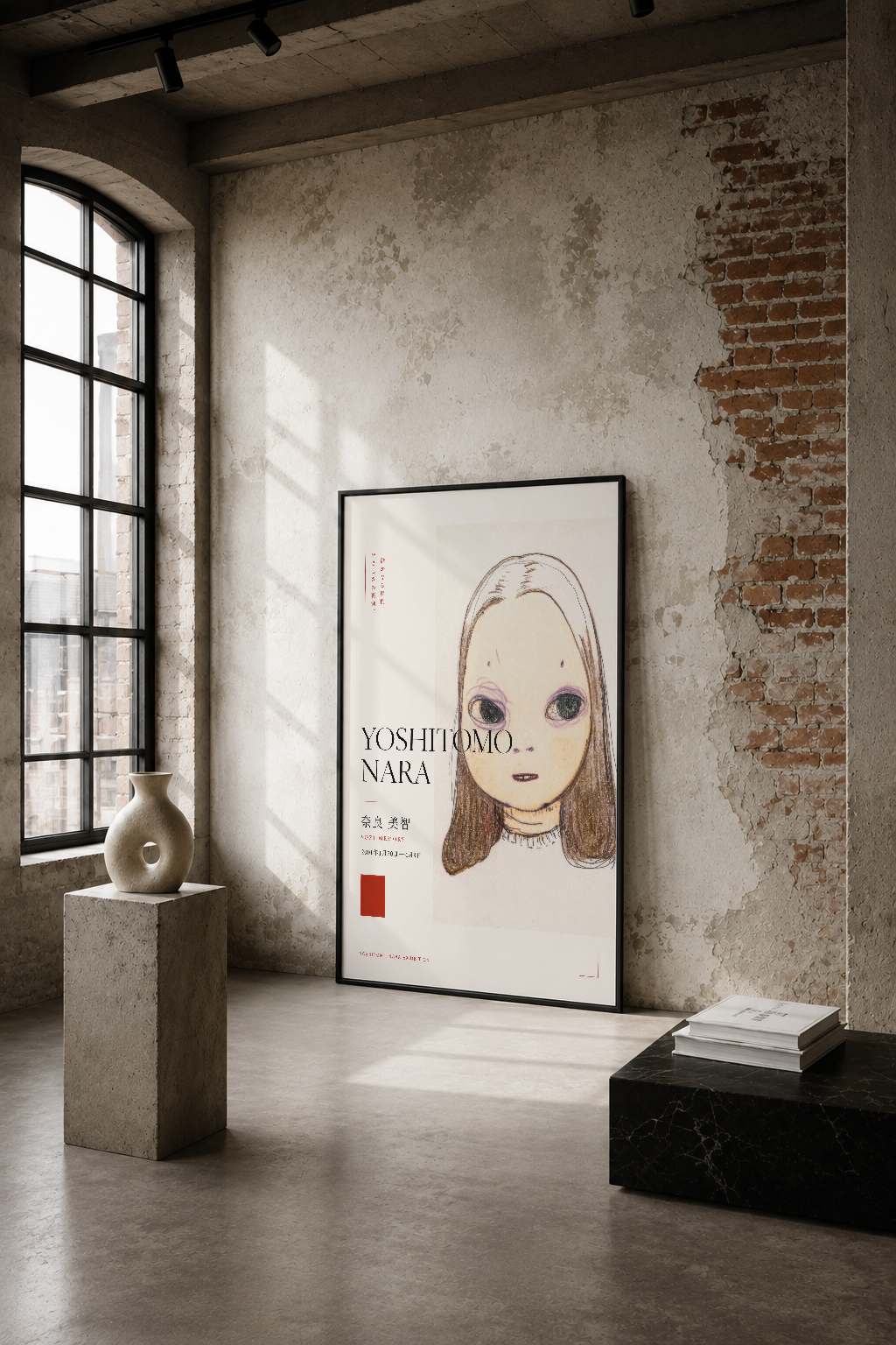 Yoshitomo Nara portresi, minimalist siyah çerçevede, endüstriyel loft stilinde, beton duvarın önünde.