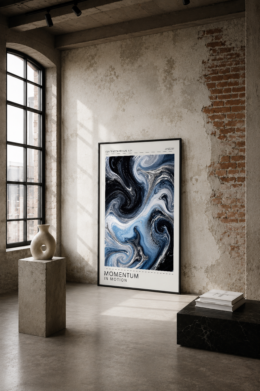 Siyah ve mavi sıvı mermer desenli soyut poster, endüstriyel loft mekanında tuğla duvara asılı.