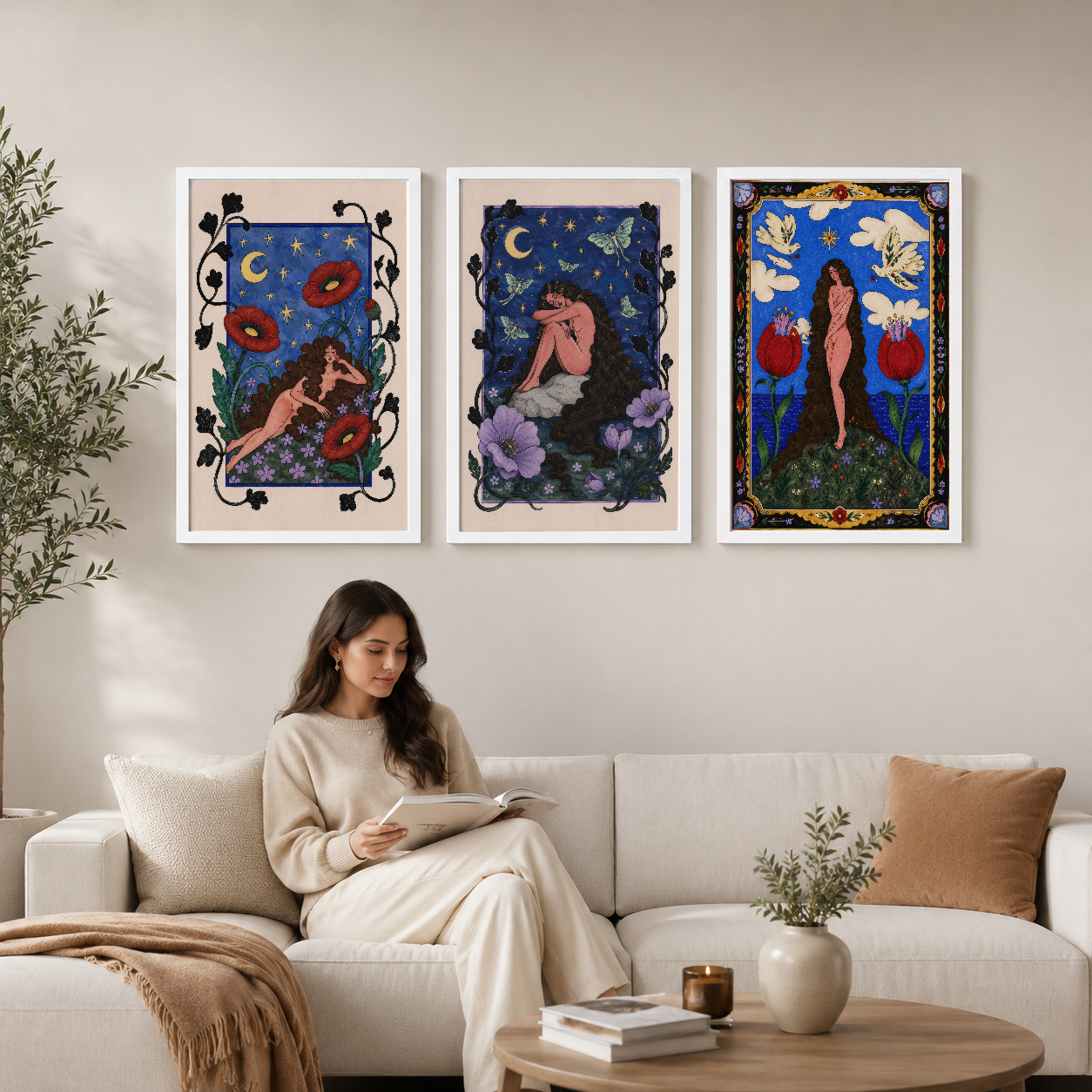 Ay ve çiçek temalı üç panel tablo seti, oturma odasının kanepenin üstünde asılı, sanat nouveau tarzında.