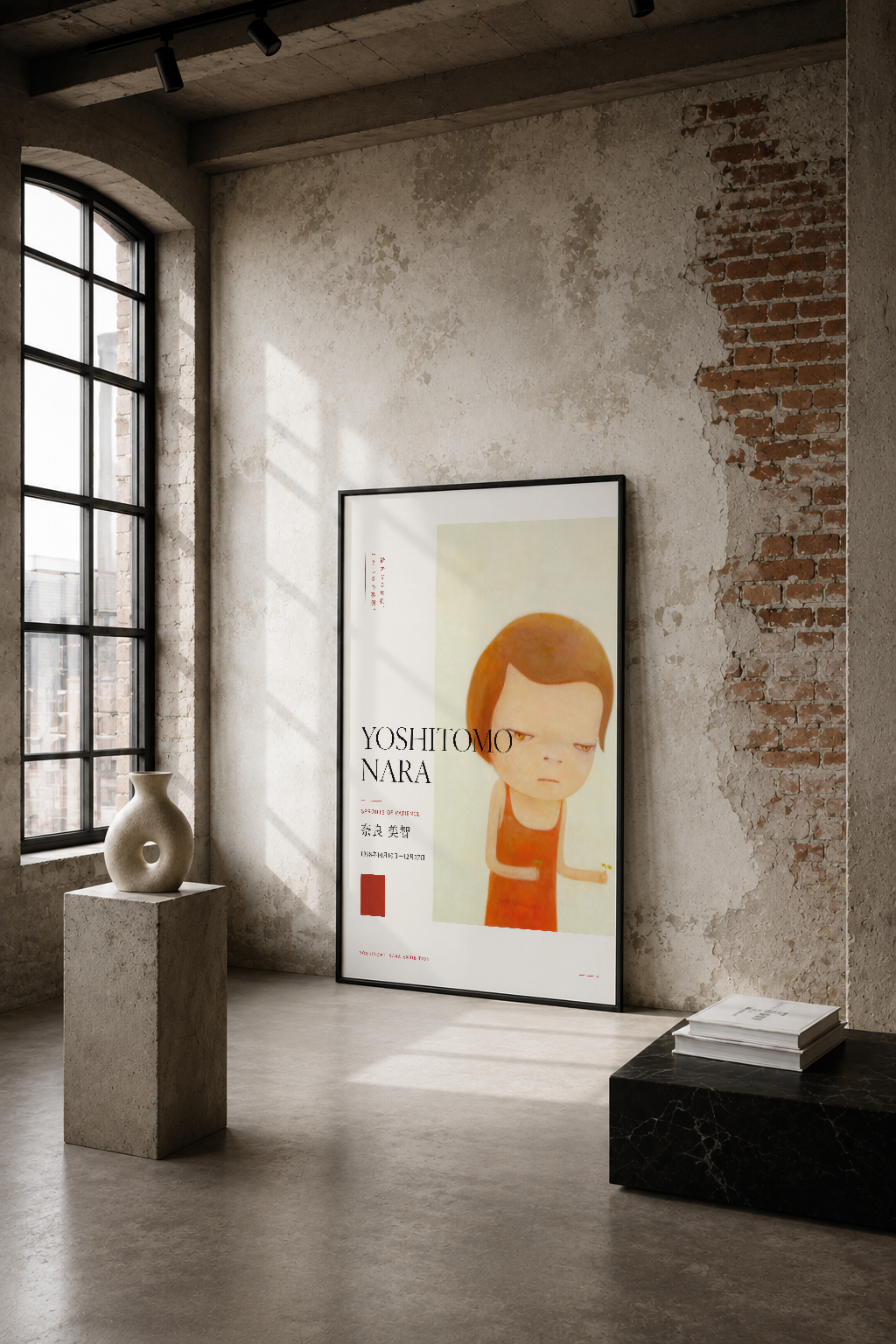 Minimalist endüstriyel mekanda, turuncu saçlı portre tablosu sade ve modern bir estetik yaratıyor.
