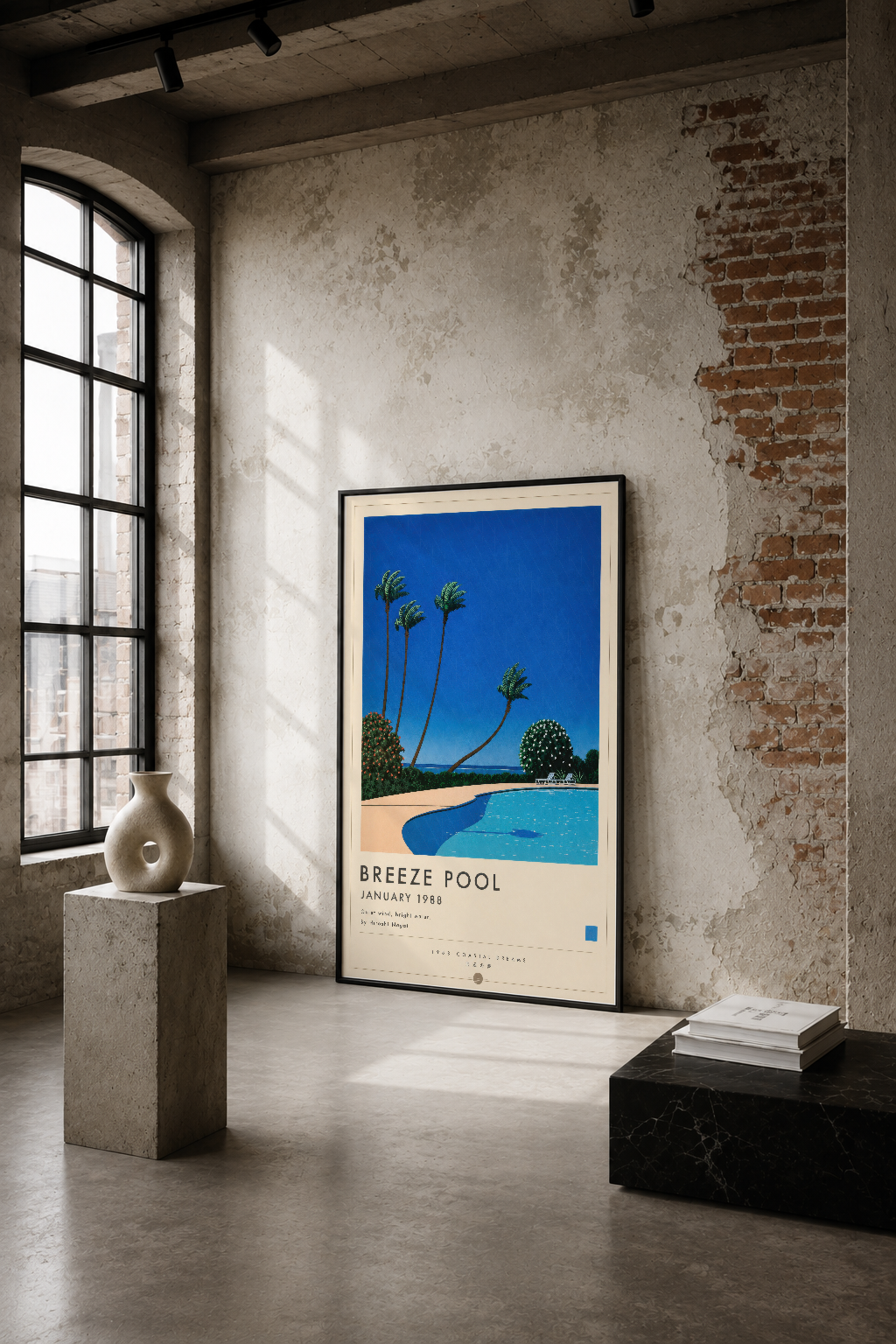 Breeze Pool posteri, endüstriyel loft ortamında beyaz duvarla kontrast yaparak, palm ağaçları ve turkuaz havuzlu tropikal