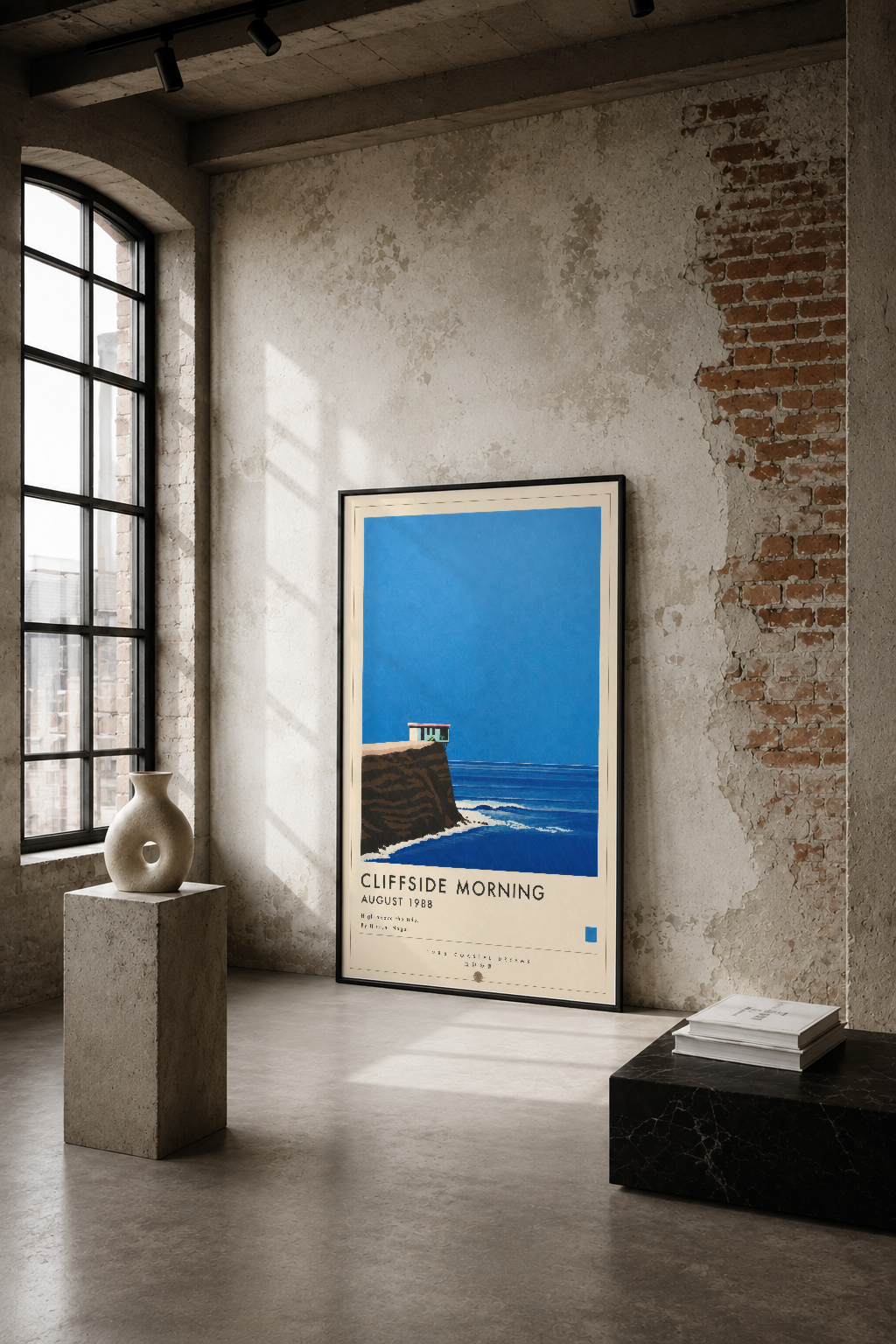 Mavi gökyüzü ve kayalık sahil manzarası gösteren minimalist tarzda Cliffside Morning posteri, endüstriyel bir galerinin sert