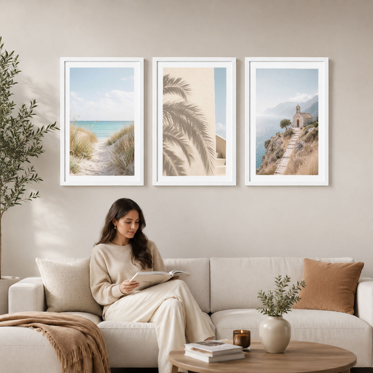 Sahil, palmiye ve kıyı kasabası motifleriyle hazırlanmış üç parçalı modern tablo seti oturma odasında.