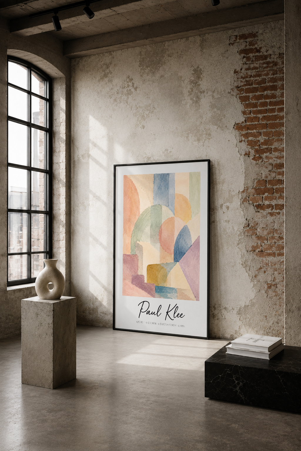 Paul Klee'nin renkli soyut kompozisyonu endüstriyel loft ortamında, çıplak tuğla duvarlar arasında sergileniyor.