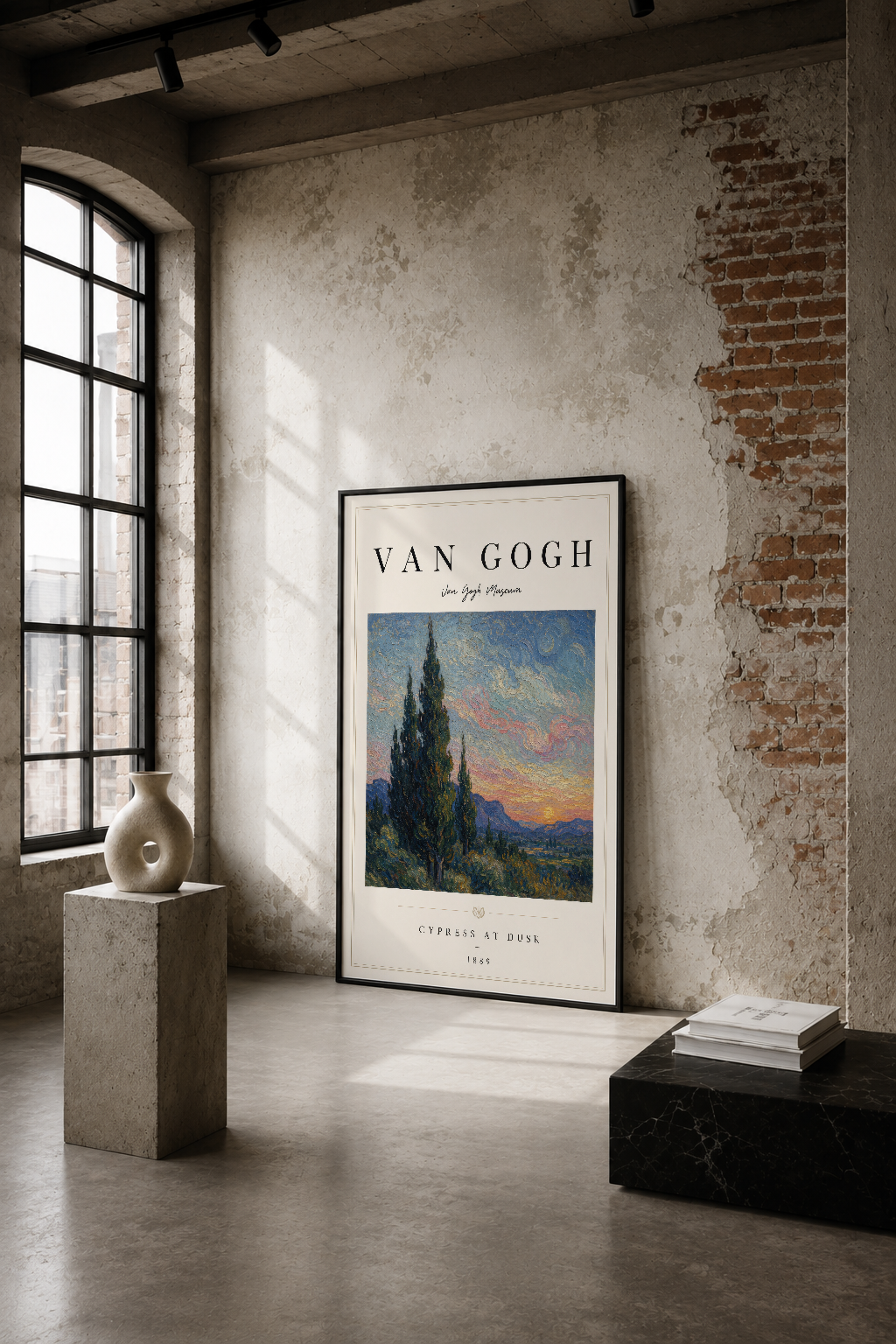 Van Gogh'un Gün Batımında Selvi tablosu, endüstriyel bir mekanda sergilenen sanat eseri.