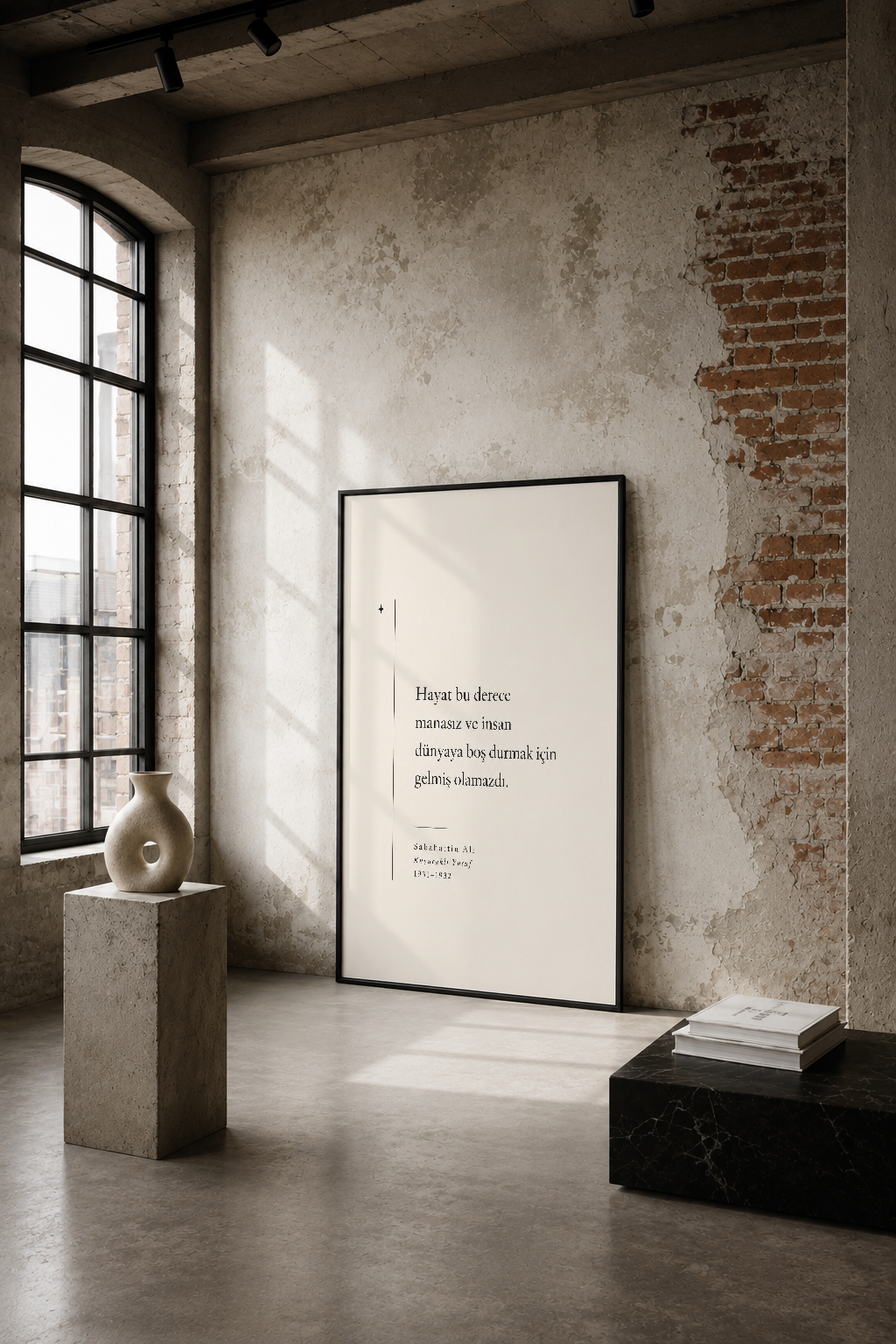 Türkçe şiir yazıtlı minimalist poster, endüstriyel loft mekanında betonmuş duvarlar arasında sergileniyor.