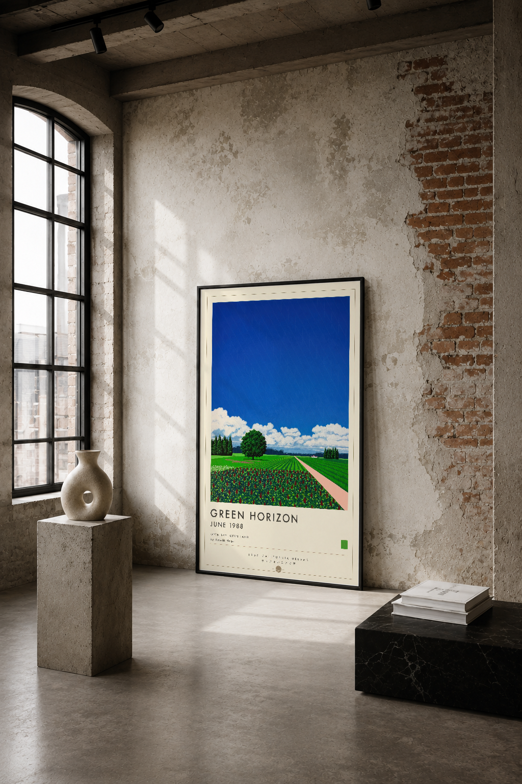 Yeşil tarlaların uzandığı mavi gökyüzü, retro poster stiliyle tasarlanmış sanat tablosu, endüstriyel mekanlarda şık görünüm.