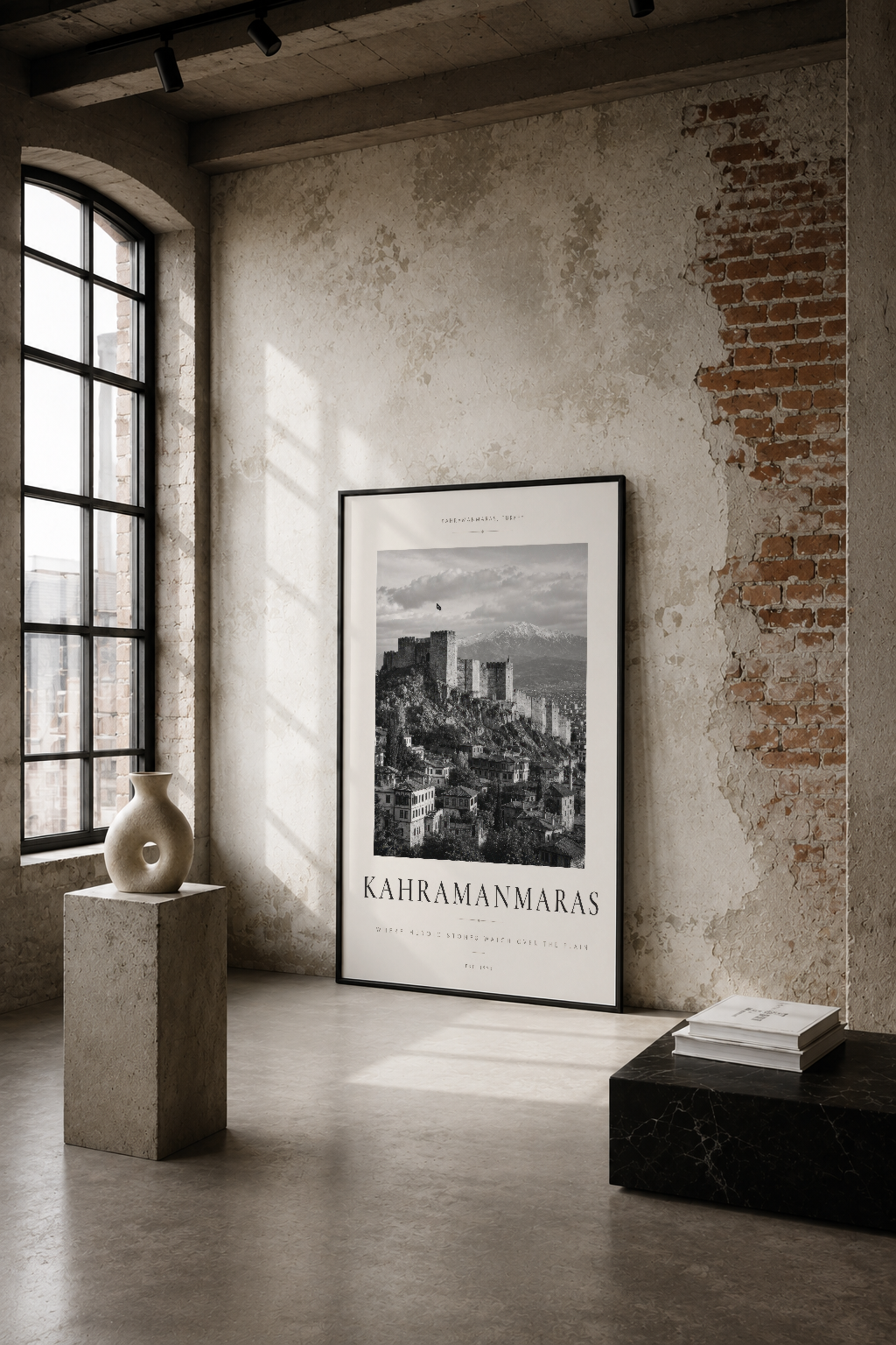 Kahramanmaraş şehrinin siyah beyaz tablosu, endüstriyel loft tarzı iç mekan duvarında çerçevelenmiş.