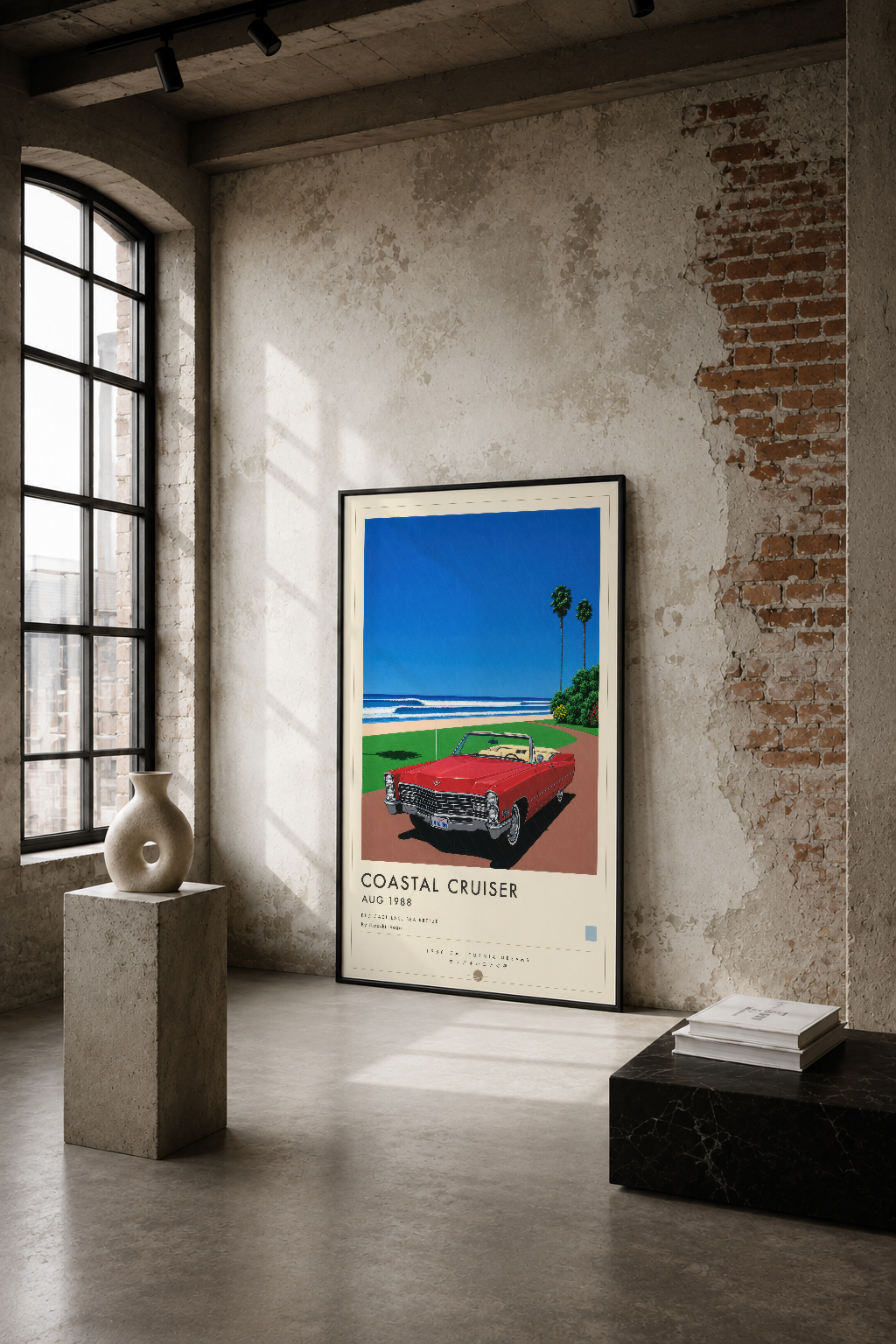 Kırmızı klasik otomobil ve palmiye ağaçlarıyla sahili gösteren retro tarzı poster, endüstriyel bir odada duvarına asılı.
