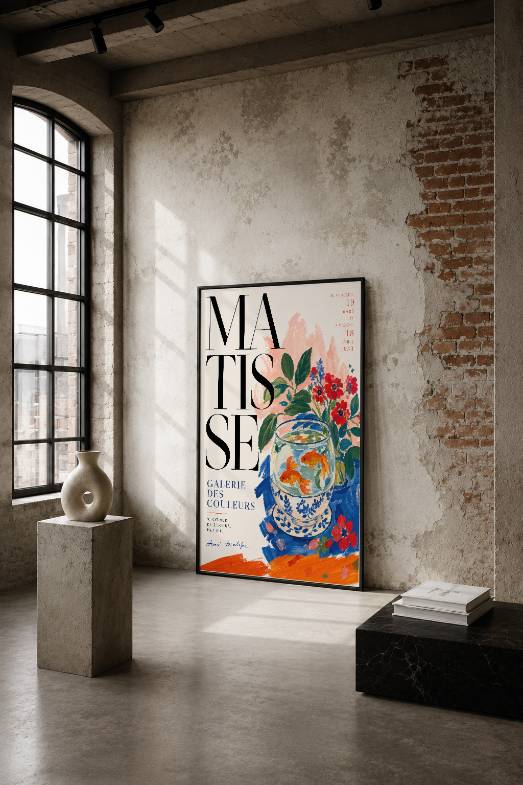 Matisse sergisi afişi, endüstriyel loft alanında çiçek ve seramik detaylarıyla minimalist şekilde sergilenen sanat eseri.