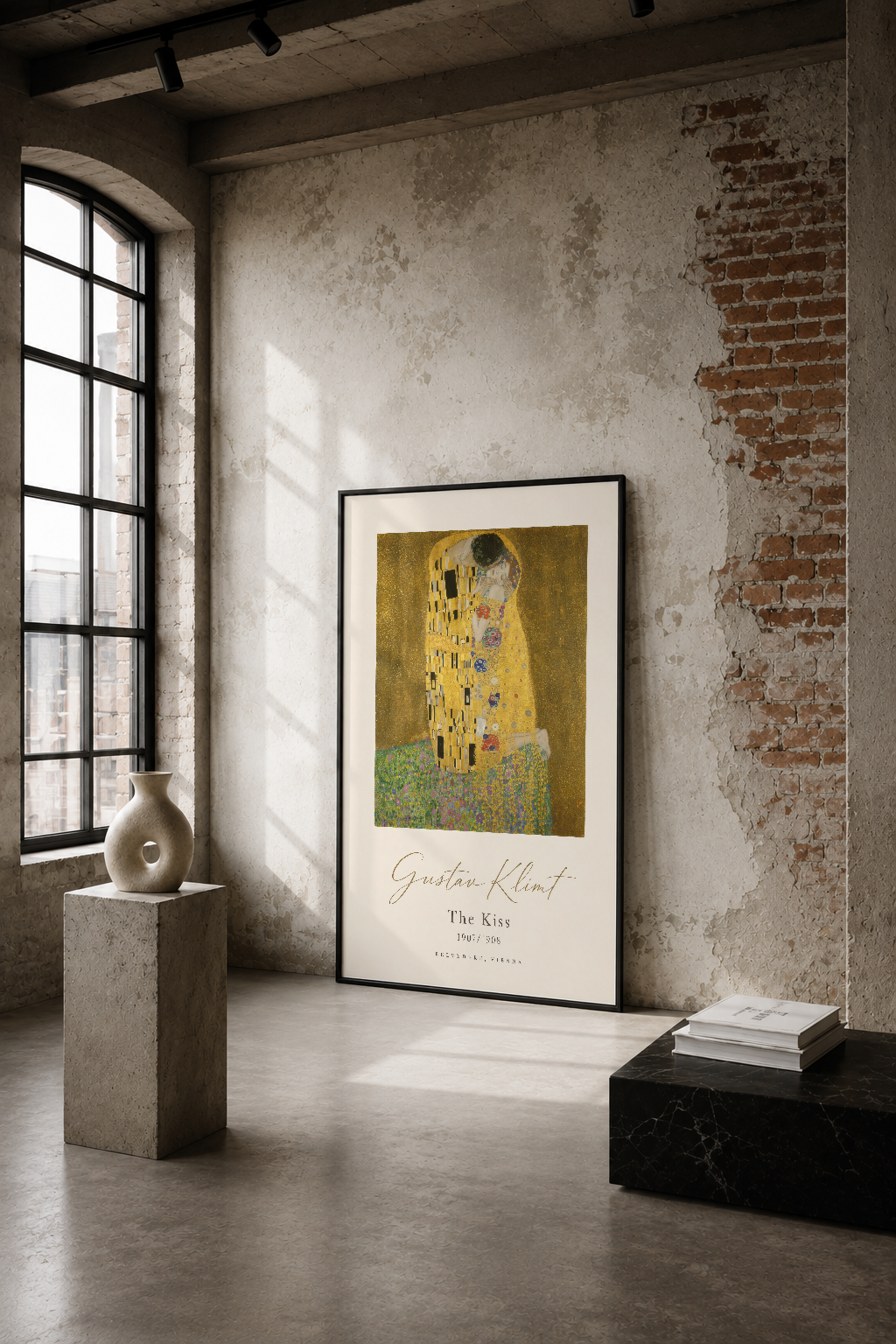Klimt'in ikon eserine sadık, altın tonlar ve zarif detaylerle tasarlanmış baskı poster, endüstriyel bir mekanın duvarında.