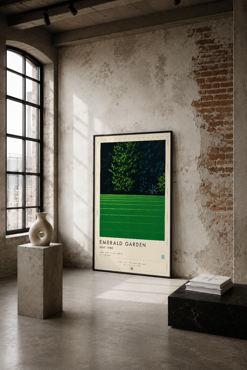 Emerald Garden posteri, endüstriyel bir loftta çiçekli vazo ve kitaplarla sergilenen minimal tasarım.