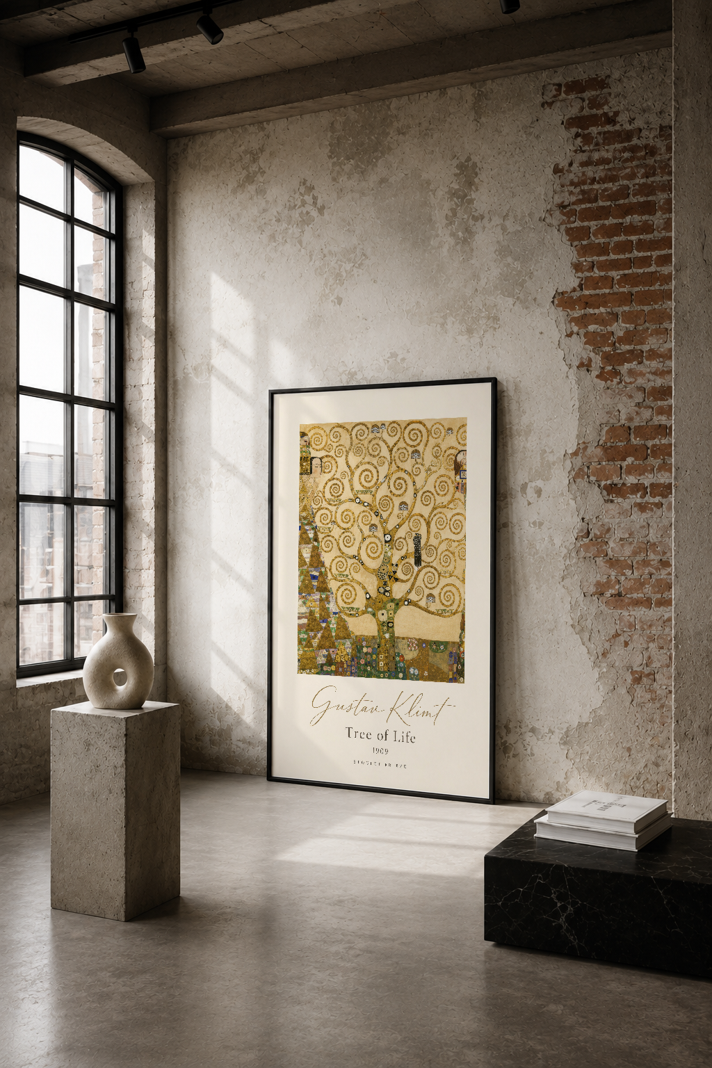 Klimt'in Yaşam Ağacı tablosu, endüstriyel bir galeri alanında duvar sanatı olarak sergileniyor.