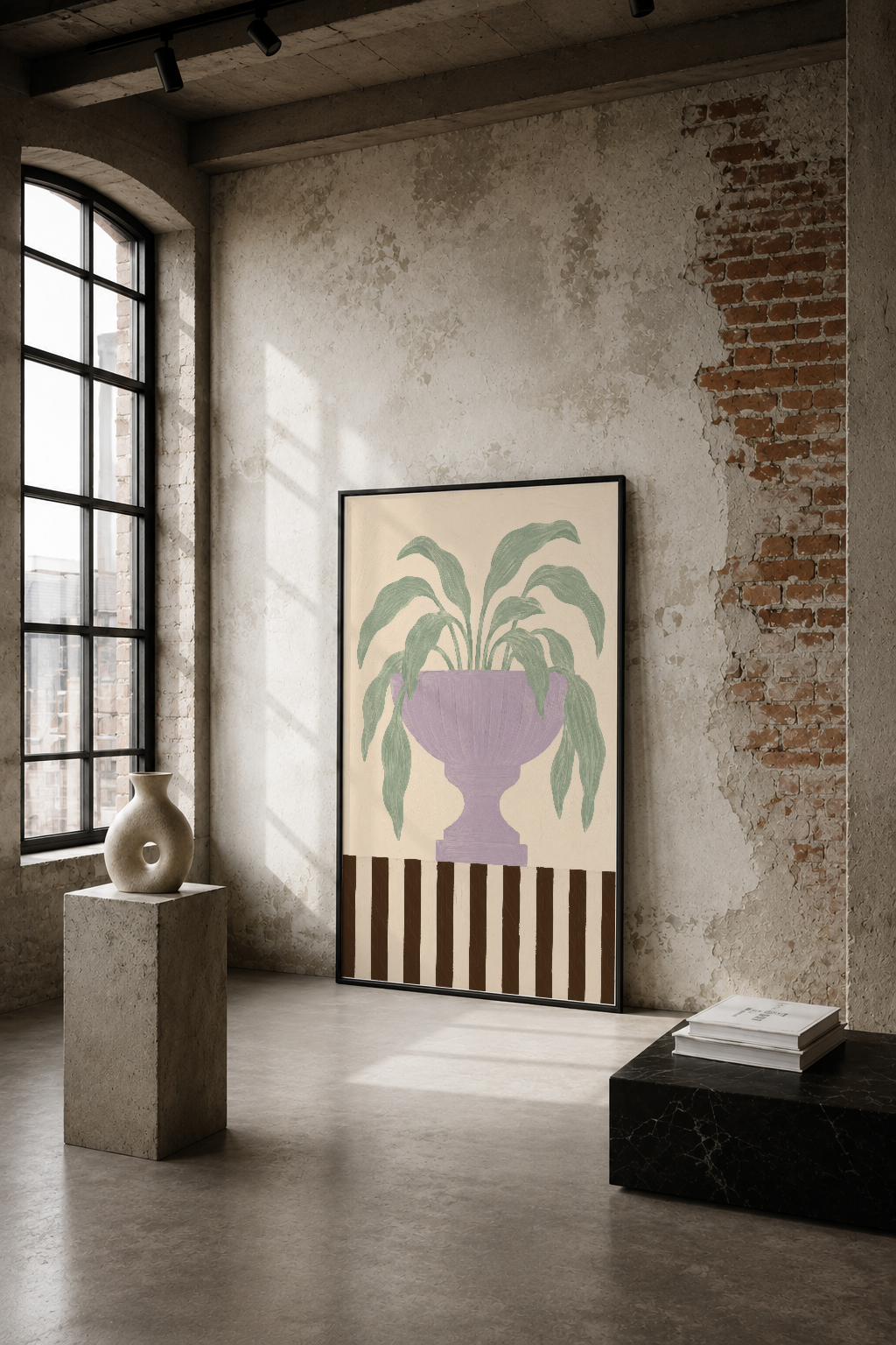 Mor vazo ve sarkıntı bitkisini gösteren minimalist sanat tablosu, endüstriyel loft alanında çizgili deseneyle vurgulanmış.
