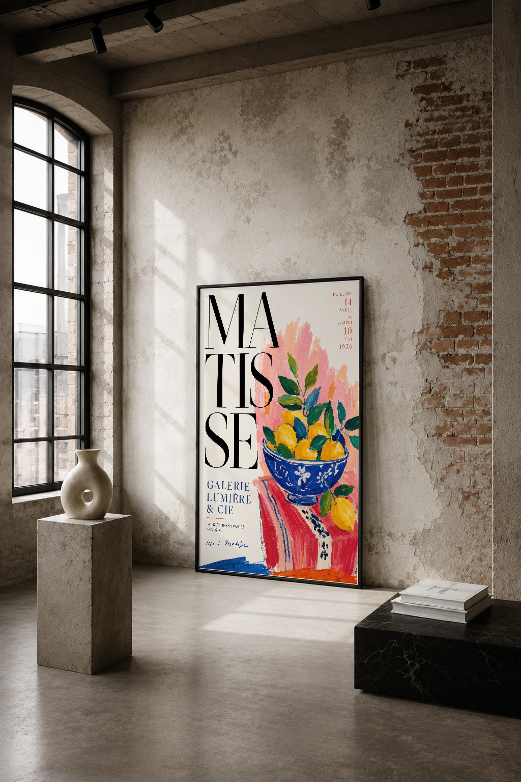 Matisse sergisi afişi, soyut çiçek tasarımı ve cesur renkleriyle endüstriyel loft dekorasyonunda.