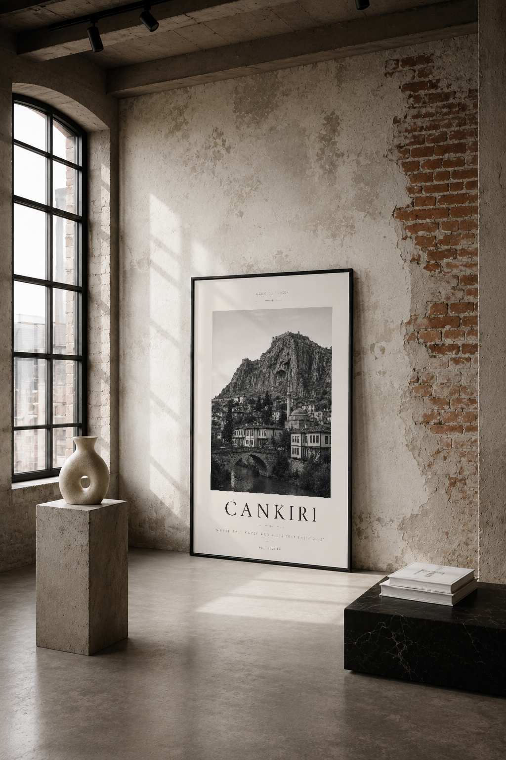 Çankiri poster, endüstriyel loft tasarımında, siyah çerçeveli duvar tablosu arkitektur ve tarihi mekan temasıyla.