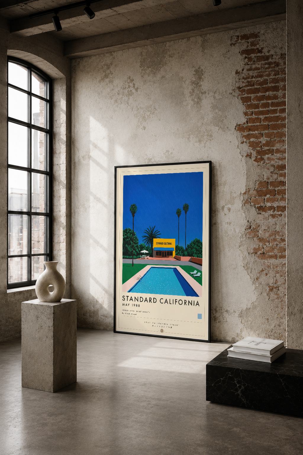 Retro California havuzu tasarımı, sarı bina ve palmiye ağaçlarıyla minimalist endüstriyel mekanda.