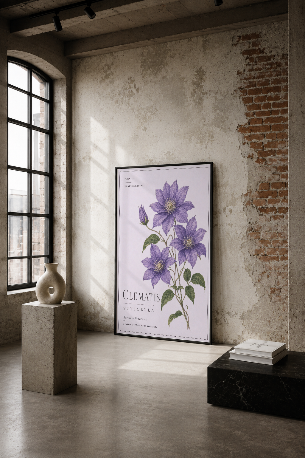 Açık tuğla duvarı ve endüstriyel sütun arasında, mor clematis çiçeklerini botanik stilinde gösteren şık poster.