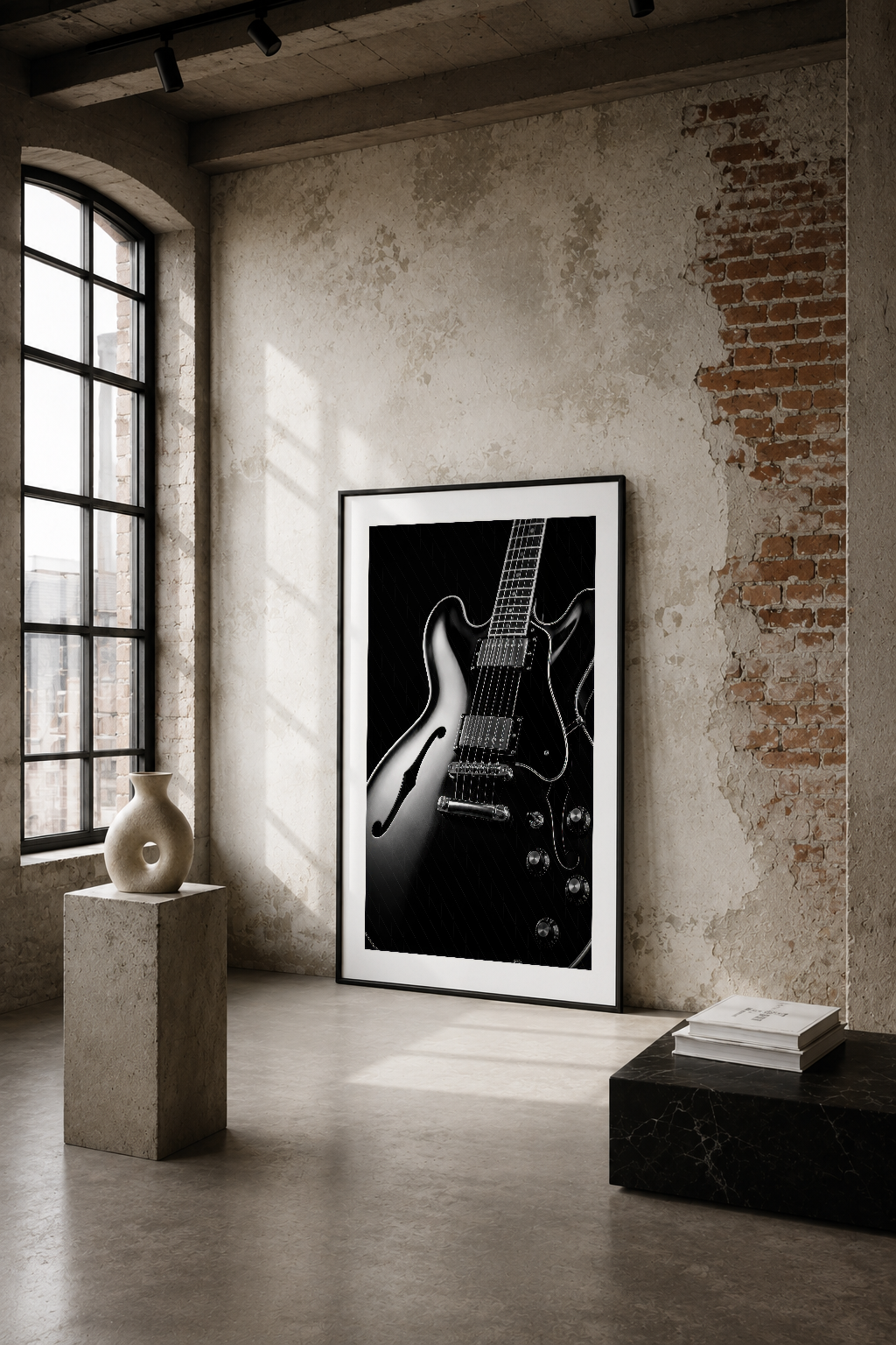 Siyah beyaz elektro gitar portresi, endüstriyel loft ortamında çarpıcı kontrast oluşturuyor.