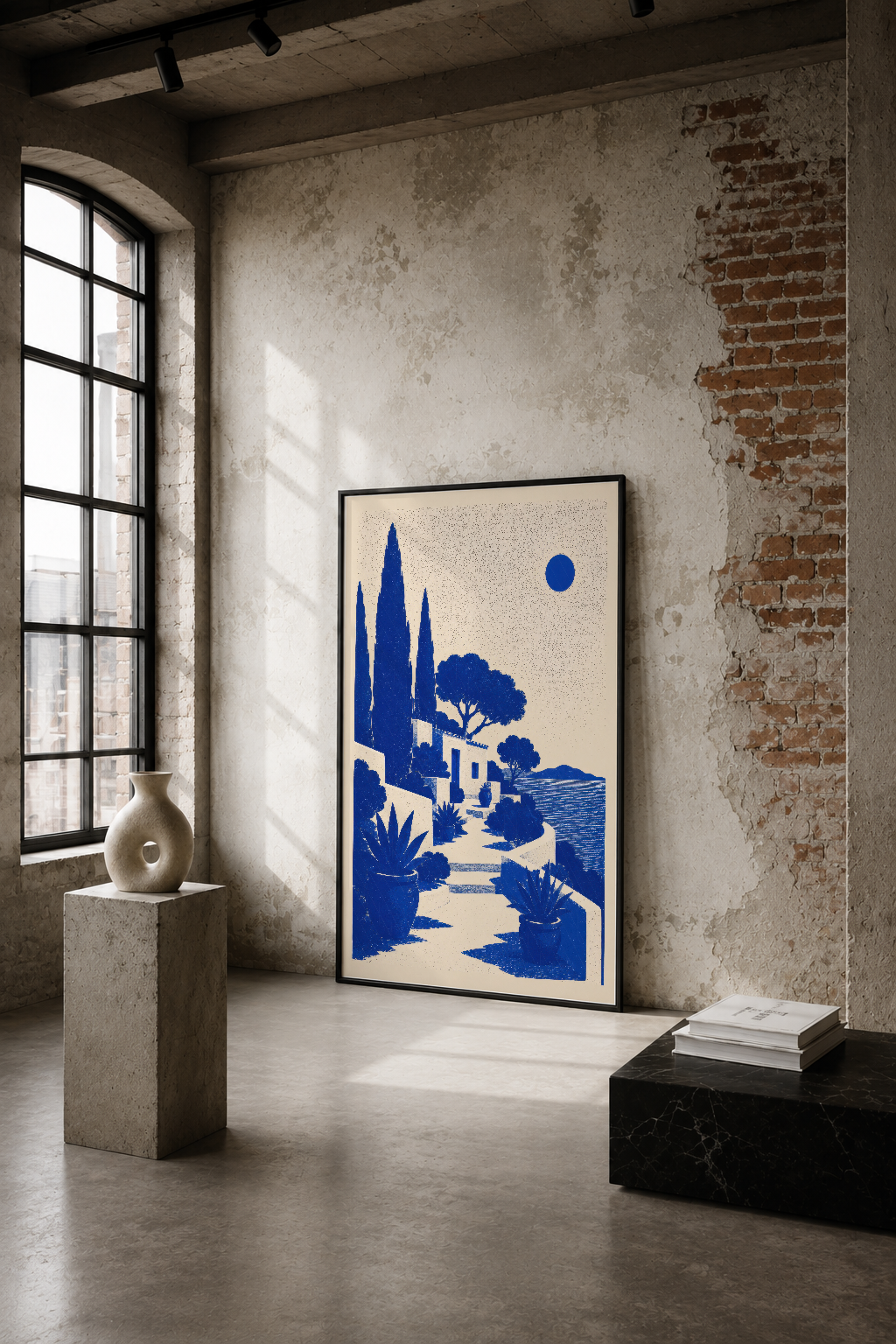 Kobalt mavi Akdeniz manzarası, sipresleri ve beyaz villaları gösteren minimalist sanat baskısı.