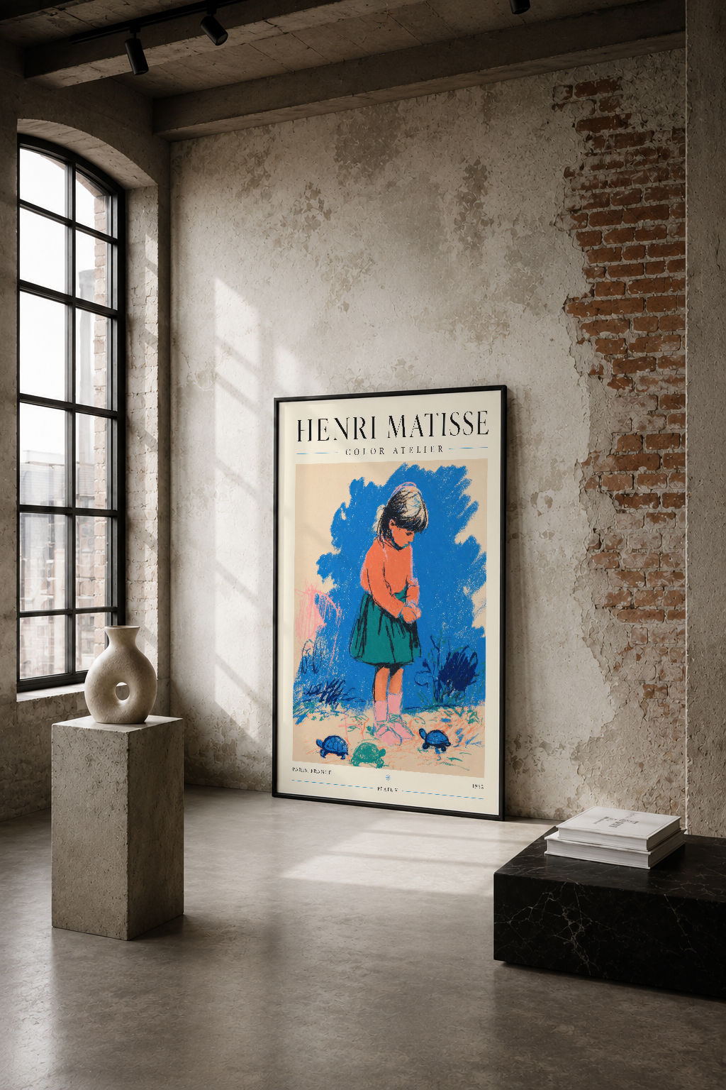 Henri Matisse Color Atelier tablosu, sırlı tuğla duvarı ve endüstriyel pencereli minimalist galeriye serpiştirilen sanat