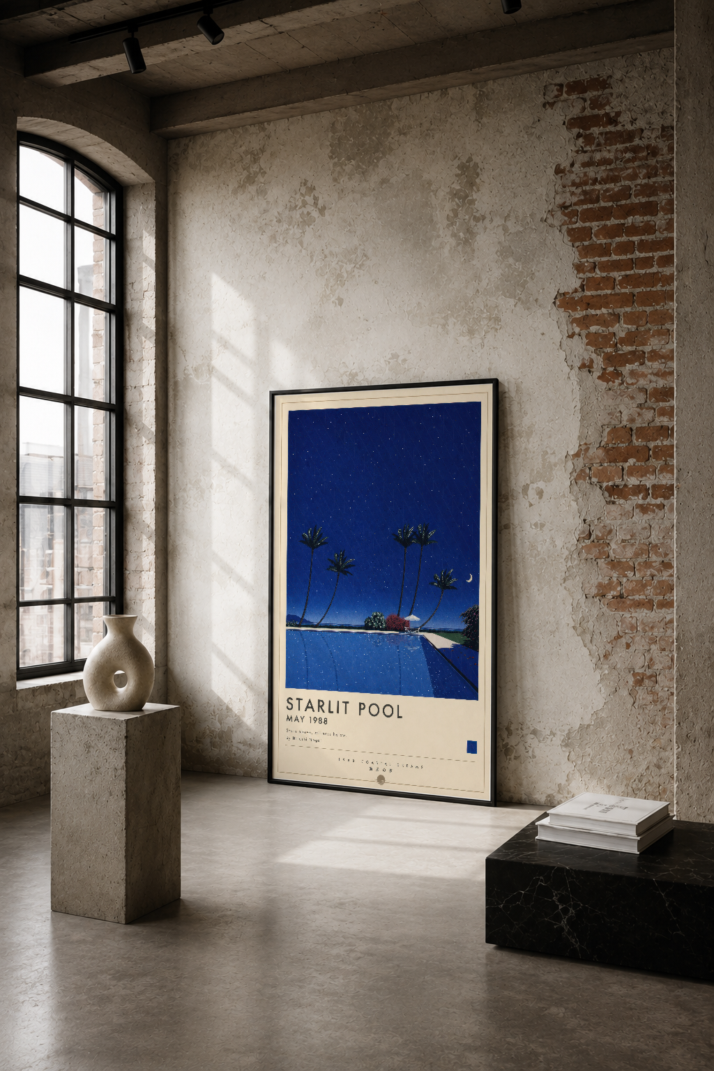 Starlit Pool tablosu endüstriyel loft alanında, sade duvar dekorasyonuyla modern minimalist ortamı tamamlıyor.