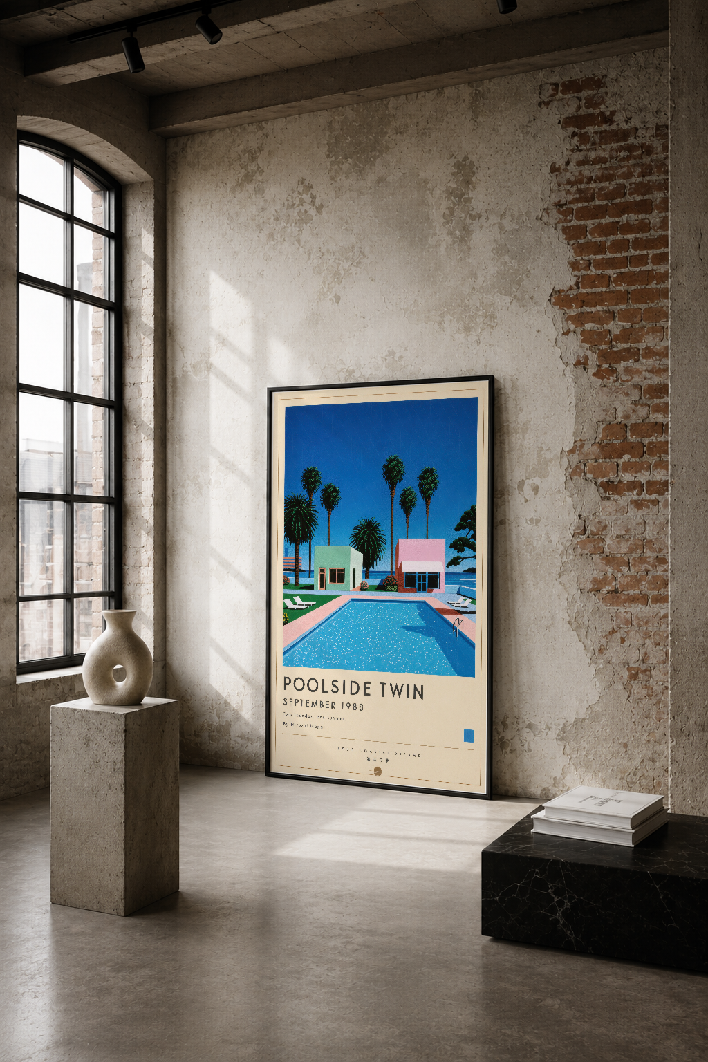 1988 Eylül'den etkilenen retro tasarımlı Poolside Twin posteri, endüstriyel loft'ta duvar sanatı olarak sergileniyor.